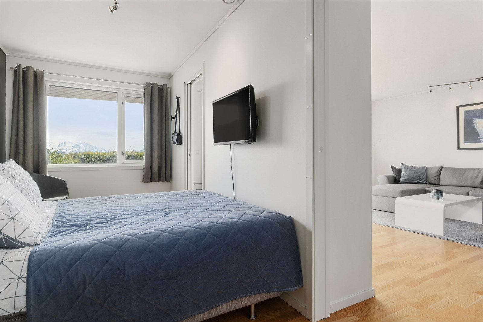 Soverom med tilkomst fra to sider Galleribilde