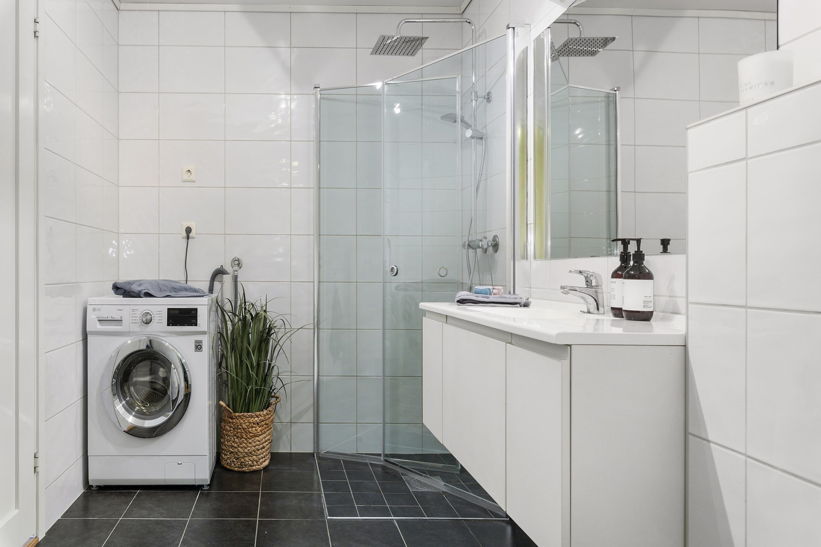 Helfliset og delikat bad med nye dusjdører. Opplegg til vaskemaskin og tørketrommel Galleribilde