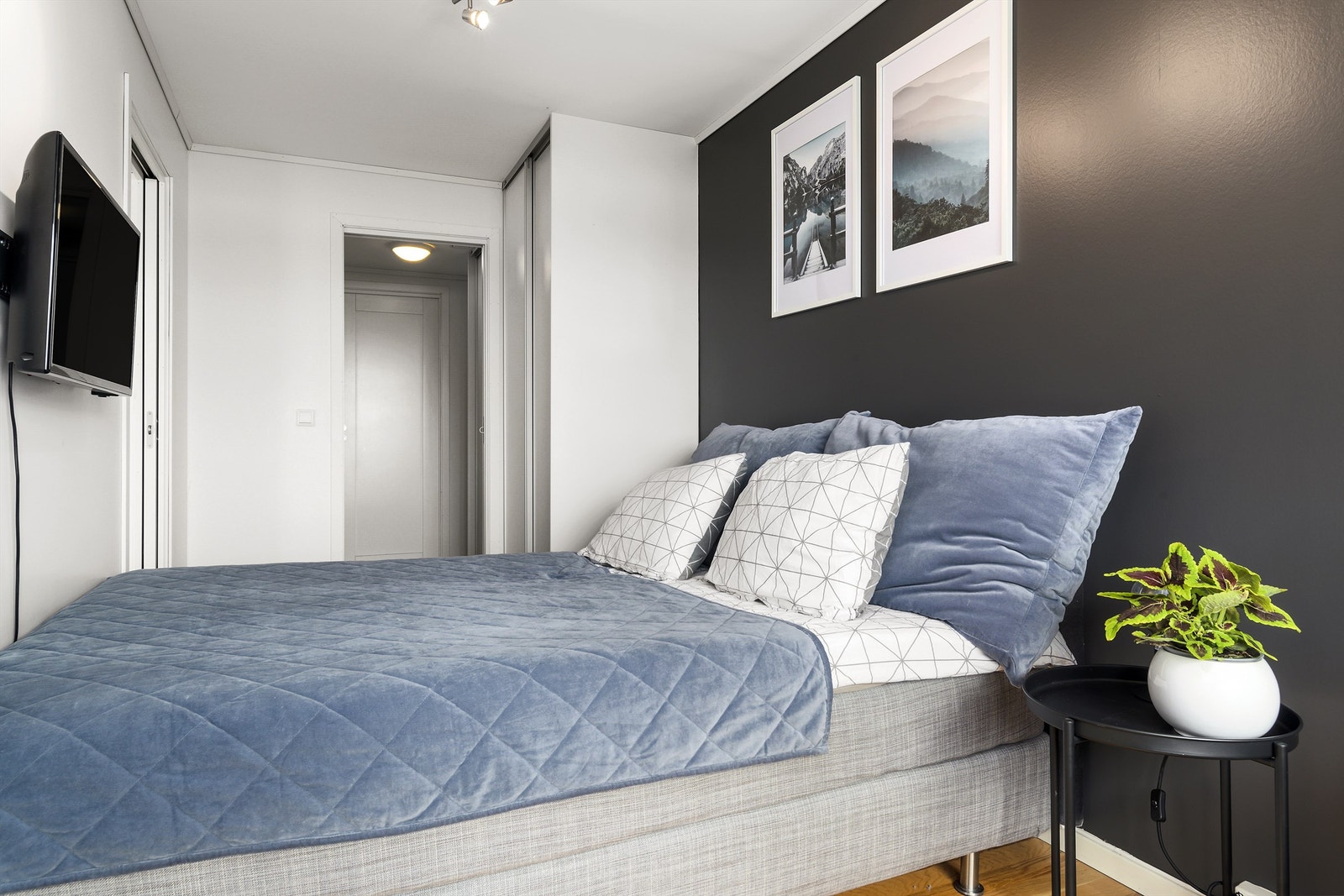 Soverom med privat gjennomgang til garderobe og bad Galleribilde