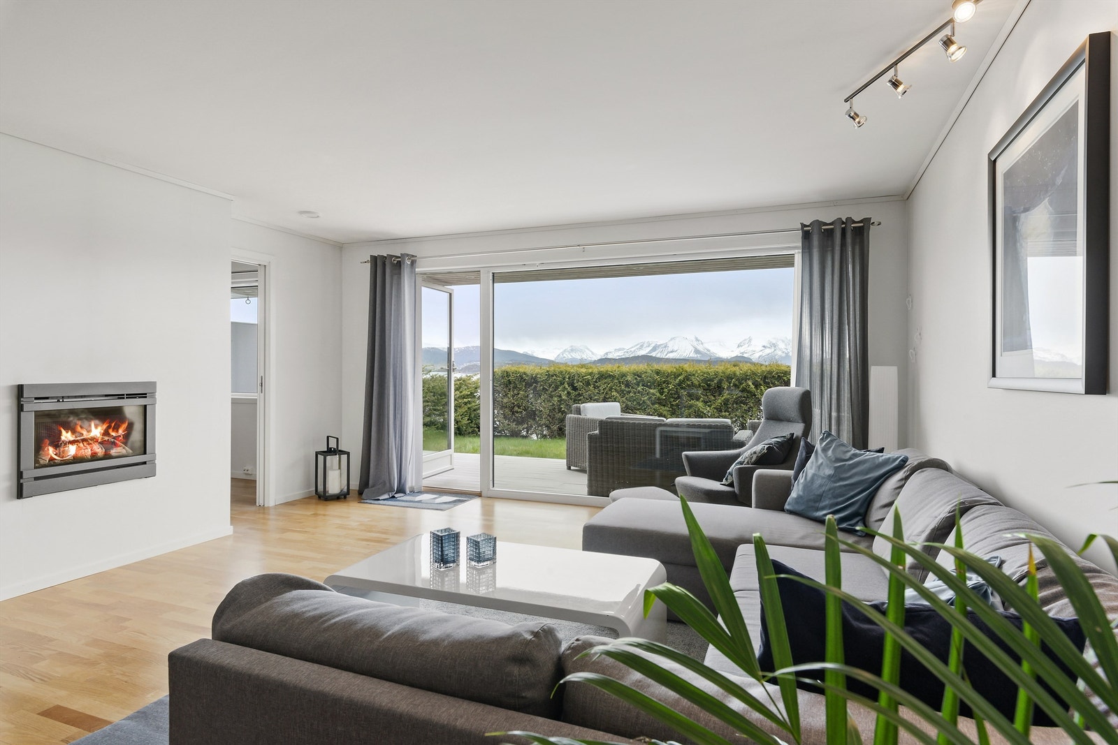 Stue med flott utsikt og gasspeis Galleribilde