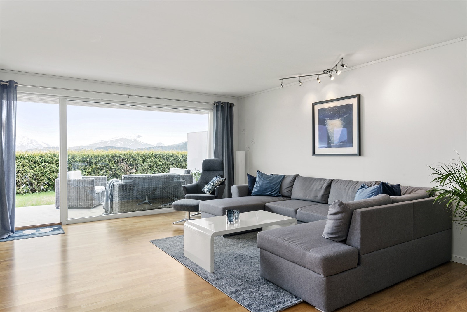 Stue med utgang til terrasse Galleribilde