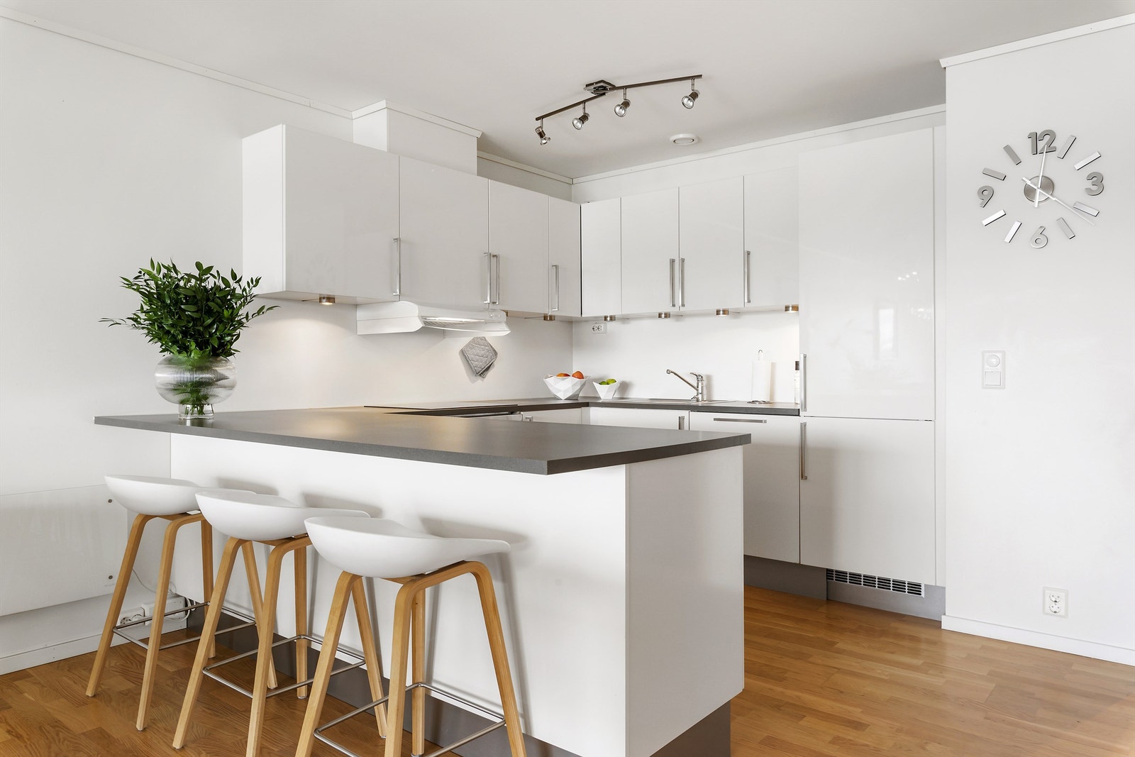 Lyst og trivelig kjøkken fra HTH med integrerte hvitevarer Galleribilde