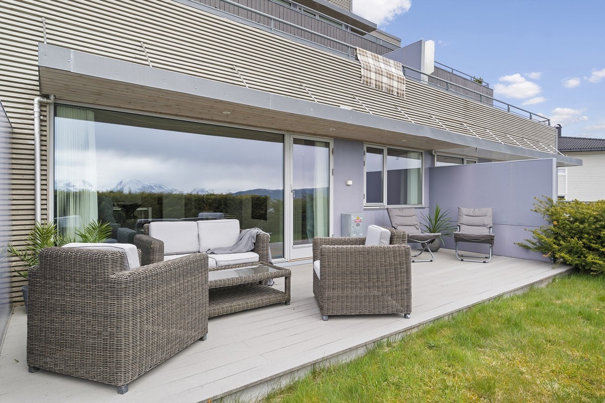 Terrasseareal på ca. 20 kvm med flott utsikt og gode solforhold Galleribilde