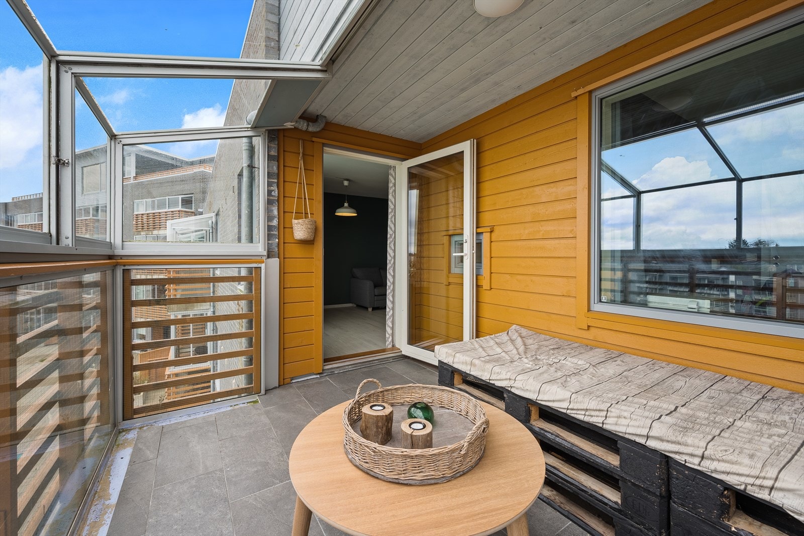 Direkte utgang til balkongen fra stuen. Galleribilde