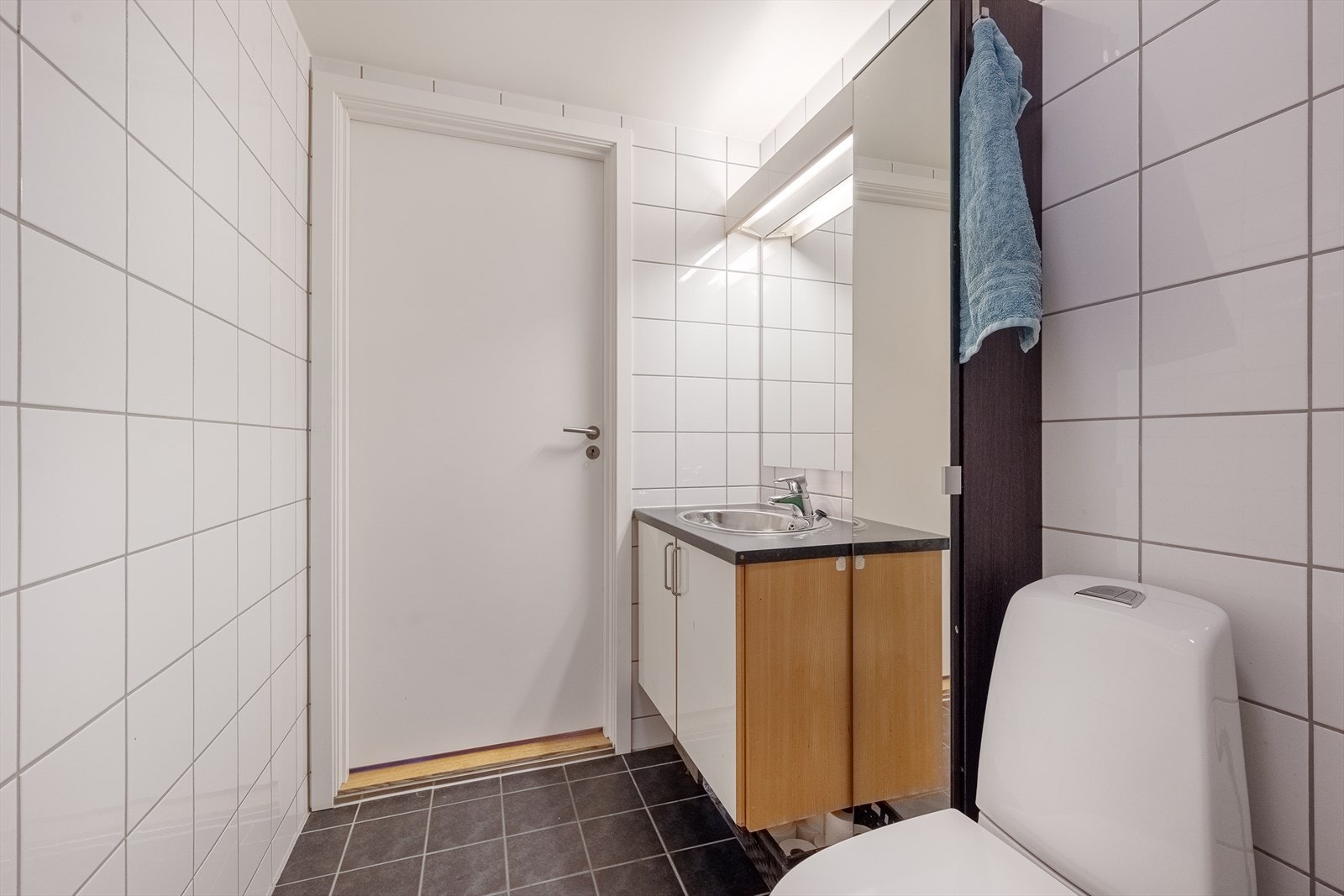 Badet har fliser på vegger og gulv. Galleribilde