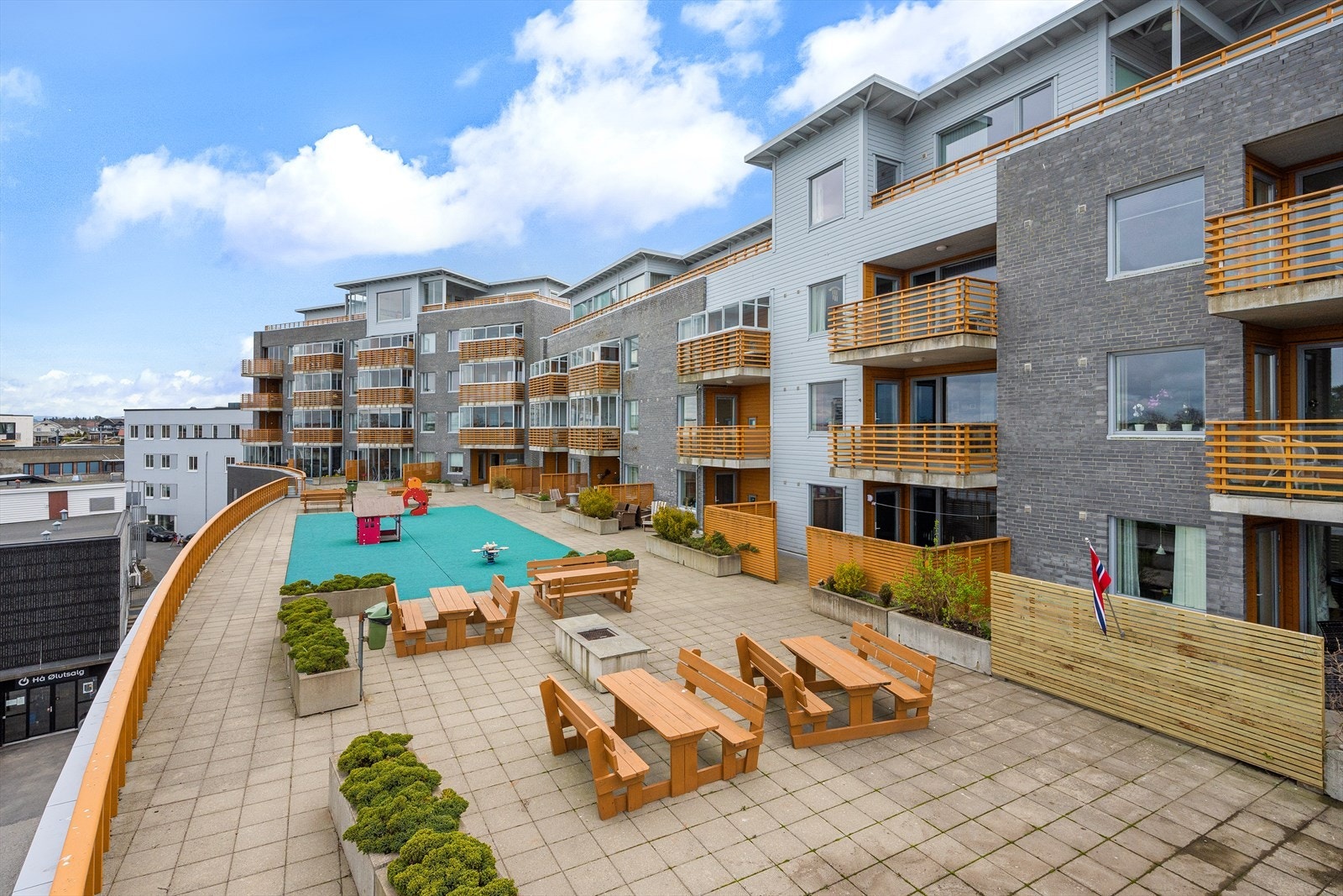 Velkommen til Jadarvegen 11. Leiligheten presenteres av Kyrre Otto fra Eiendomsmegler 1 Jærmegleren. Galleribilde