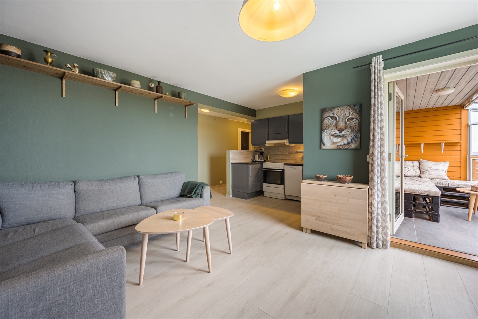 Stuen har en åpen og god planløsning, med møbleringsmuligheter. Galleribilde