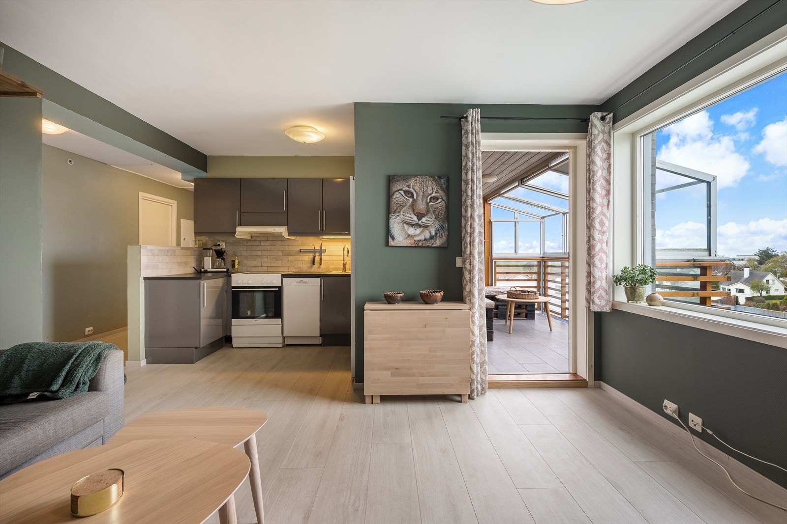 Kjøkkenet har en åpen løsning til inngangspartiet og stuen. Galleribilde