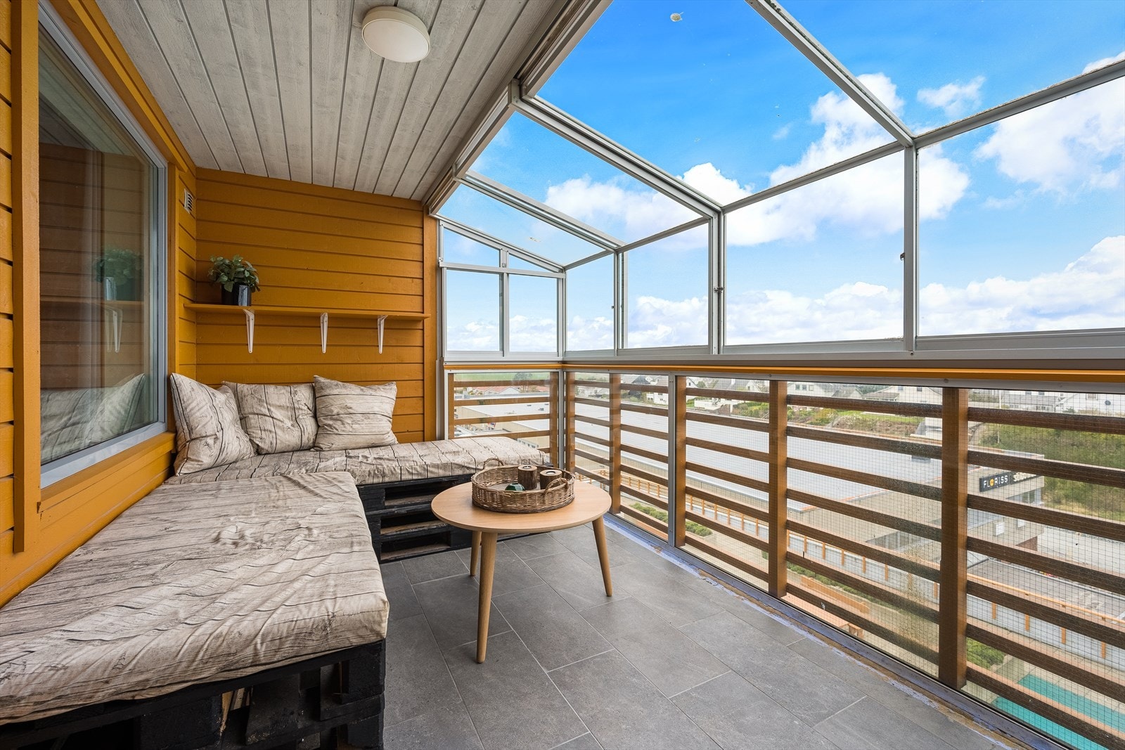 Romslig balkong som er innlagasset - Det er også muligheter for å åpne glasset. Galleribilde