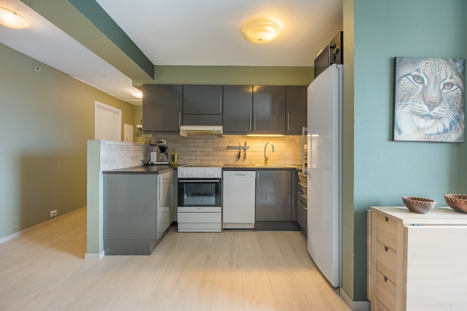 Romslig kjøkken med god skap- og benkeplass. Galleribilde