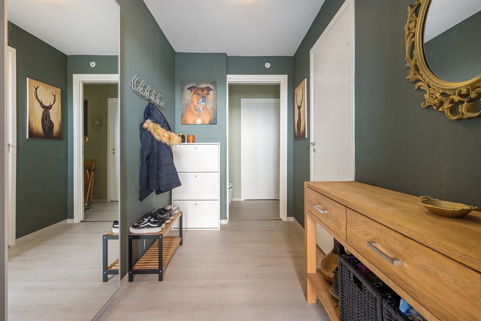 Velkommen inn! - romslig inngangsparti med god oppbevaringsplass. Galleribilde