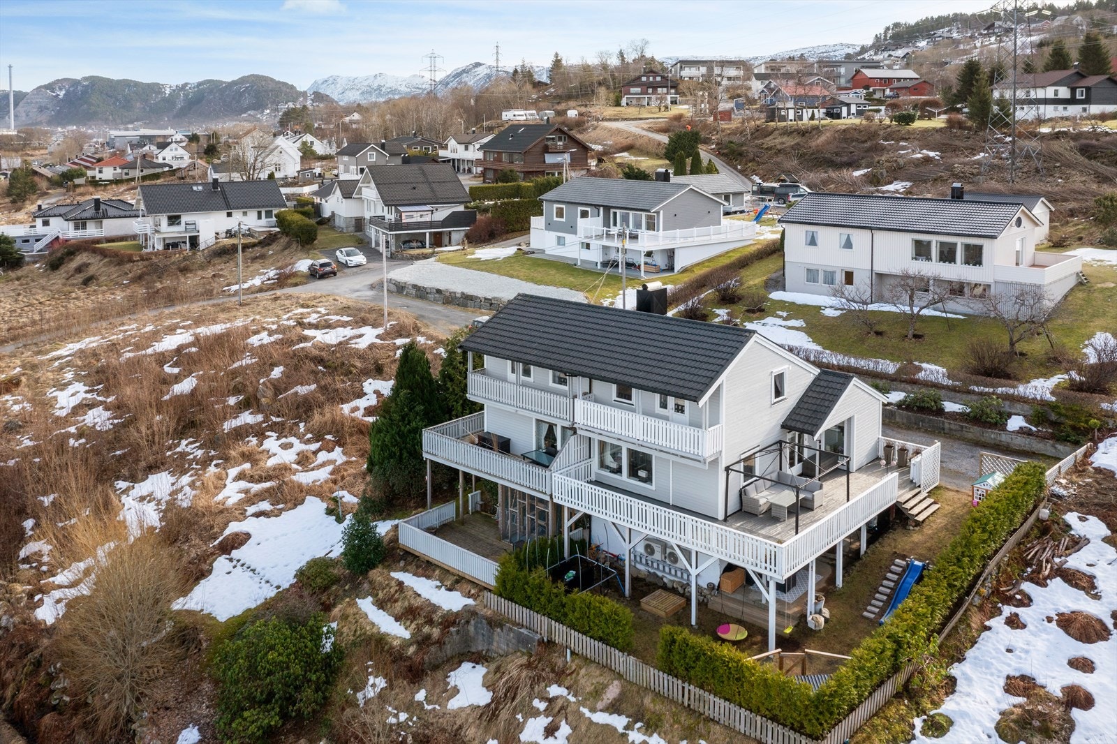 Fasade - Bordkledning skiftet mot vest i 2015. Ny taktekking og pipehatt i 2007 Galleribilde