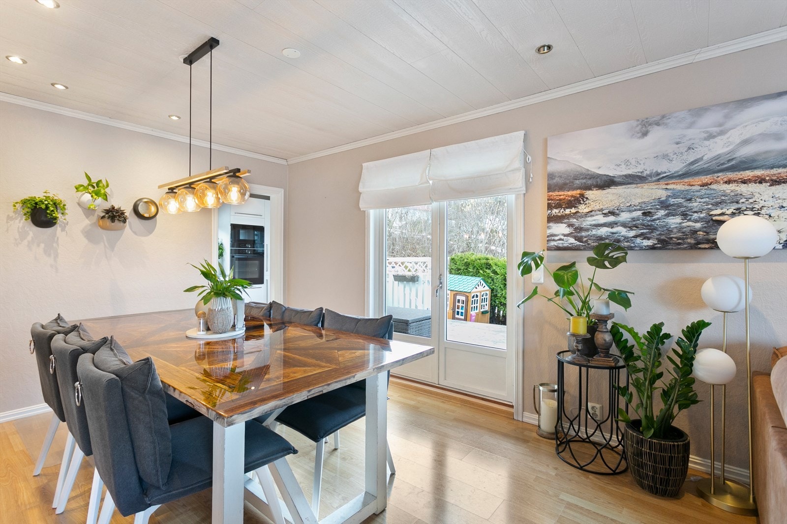 Utgang fra stue til stor terrasse mot vest og nord Galleribilde