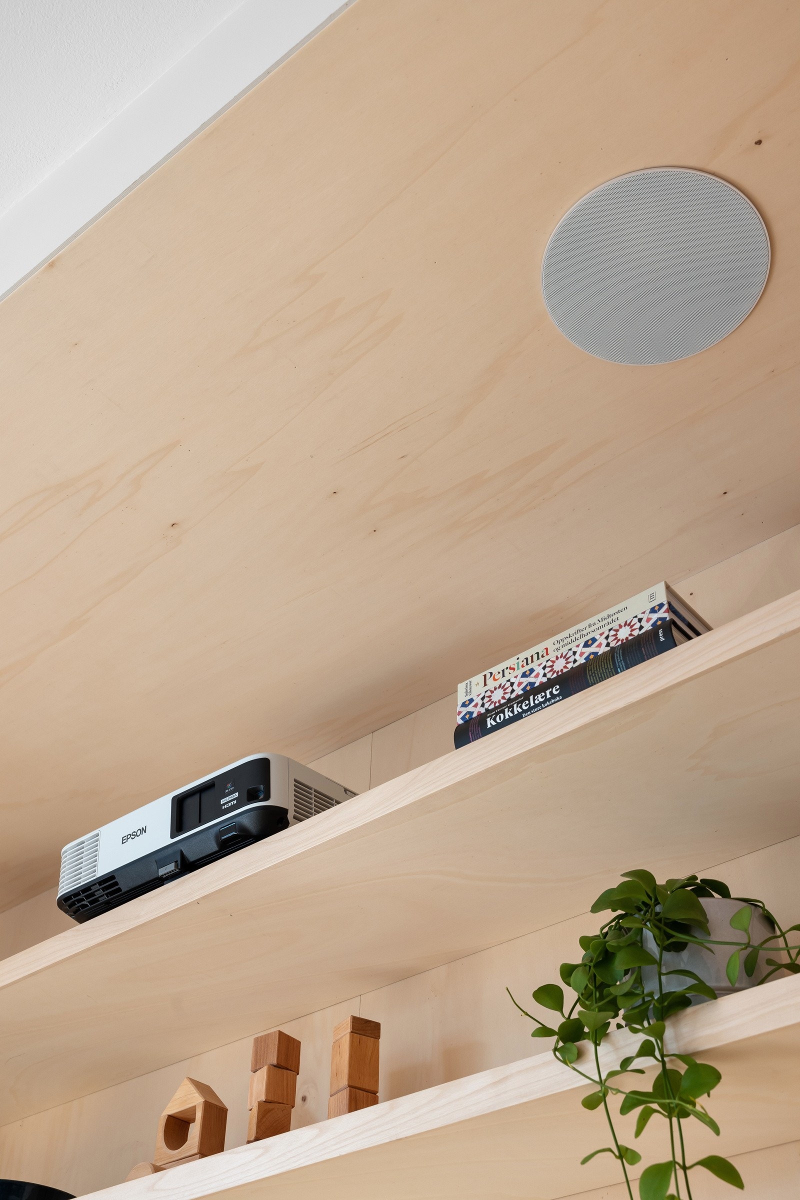 Integrerte høyttalere over sofaseksjon type Dali Phantom E50, kan kobles til forsterker og anlegg som har skjult ledning til skuff under sofa. Brukt til musikk og projektorvisning. Galleribilde