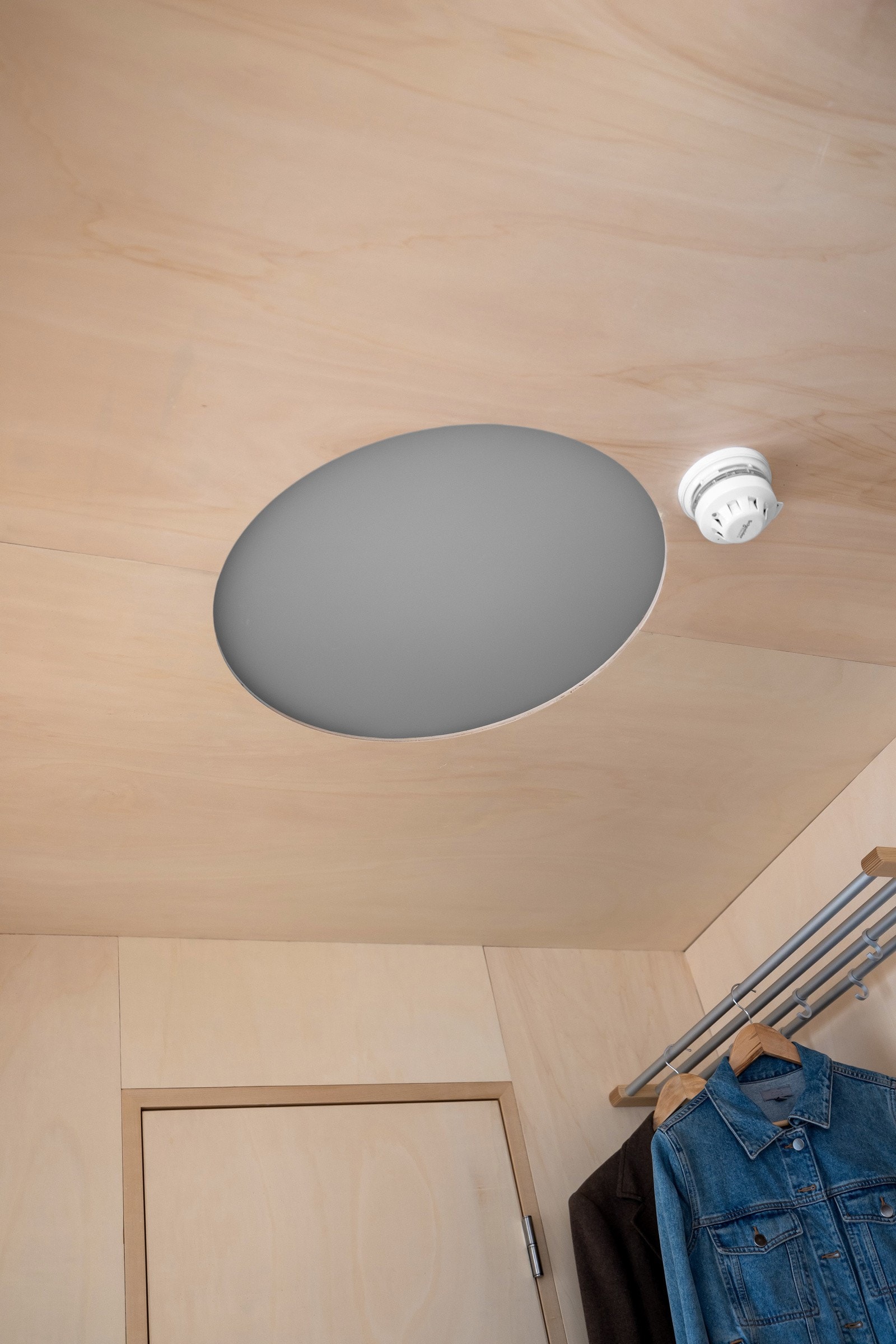 Skjult lagringsrom over lampe. Galleribilde