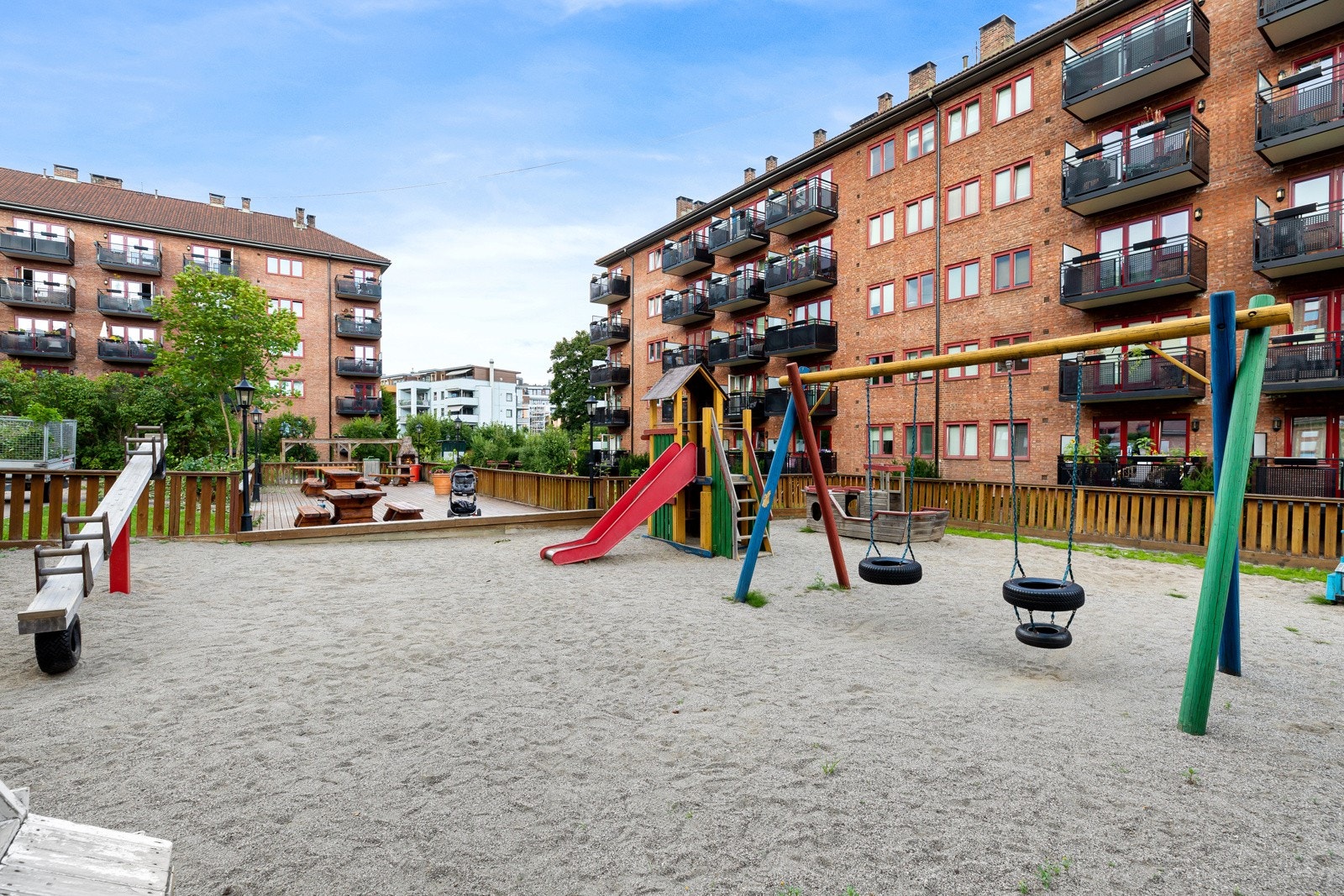 Borettslaget har egen lekeplass med sandkasse og lekestativer. Galleribilde
