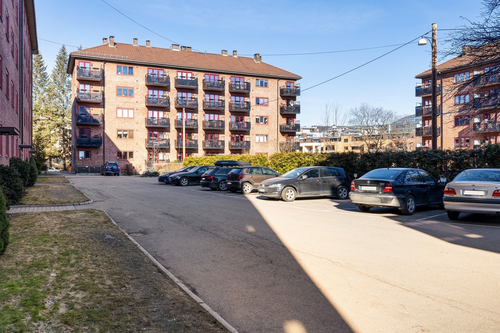 Mulighet for å leie parkering rimelig i borettslaget for 500,- kr per måned. Borettslaget har 6 elbil-ladeplasser. Det er også planlagt å etablere flere ladere i fremtiden. Galleribilde