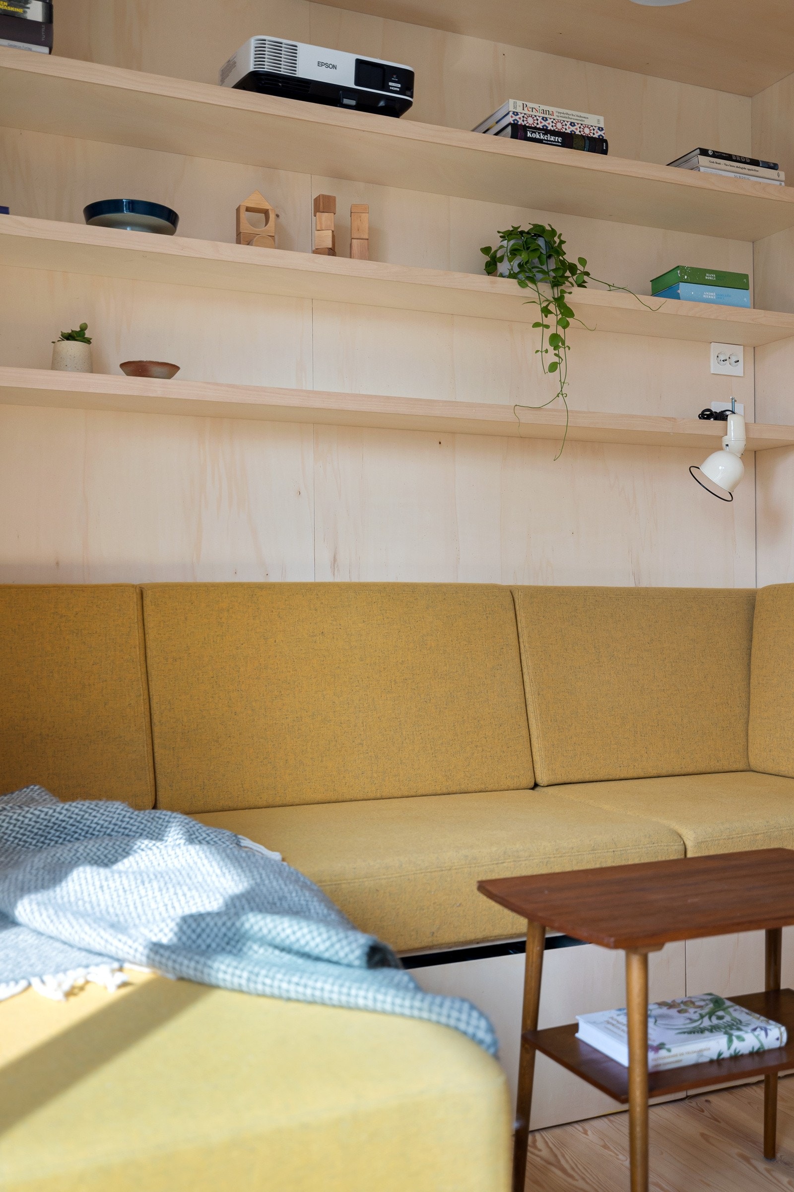 Puter i sofa tegnet og spesialbestilt på mål fra møbeltapetserer, puter i ullstoff fra Gudbrandsdalens Uldvarefabrik. Galleribilde