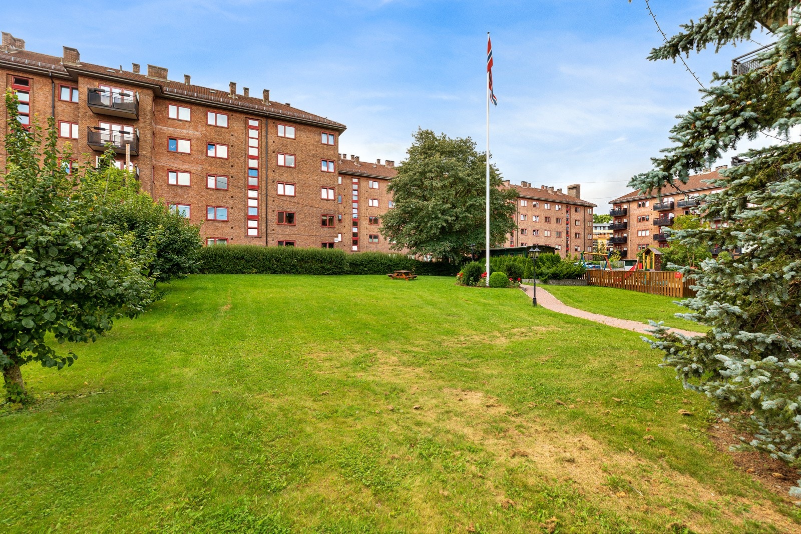 Flere, store grøntarealer til opphold og lek. Borettslaget har også felles utleiehybel i borettslaget, vaskekjeller, sykkelkjeller, smørebod og dekkhotell. Galleribilde