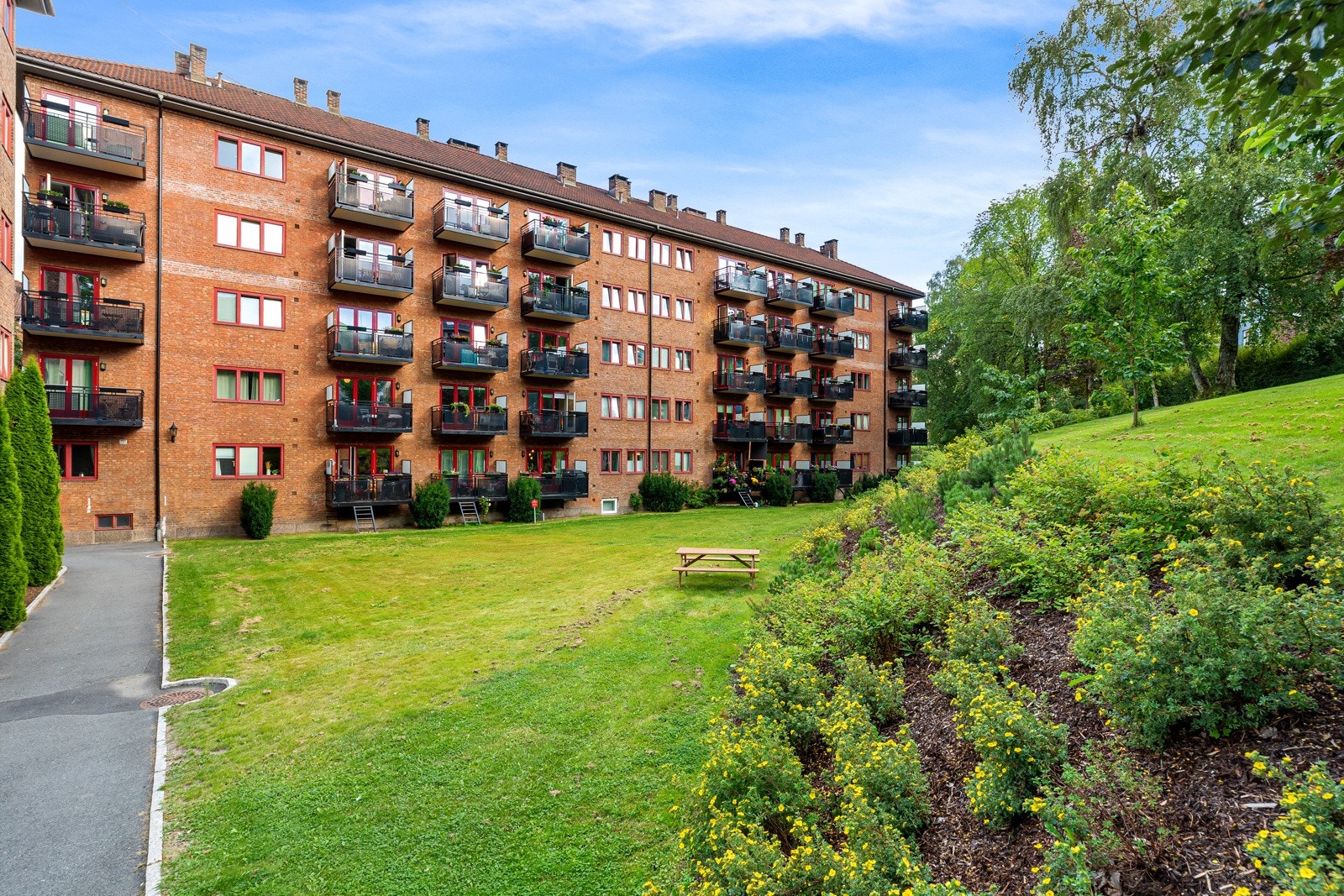 I forkant av bygningen er det store, flotte grøntarealer. Galleribilde