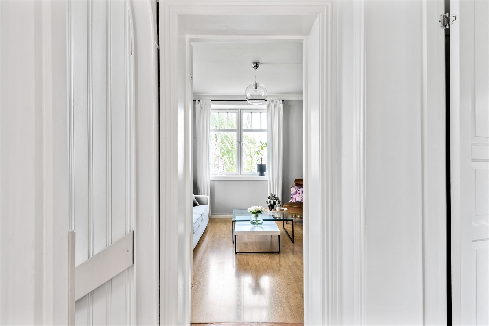 Videre fra inngangspartiet kommer du inn i ett av boligens stuer med gode vindusflater, peisovn og plass til stor og hyggelig sofagruppe, tv-seksjon, og øvrig ønsket møblement. Galleribilde