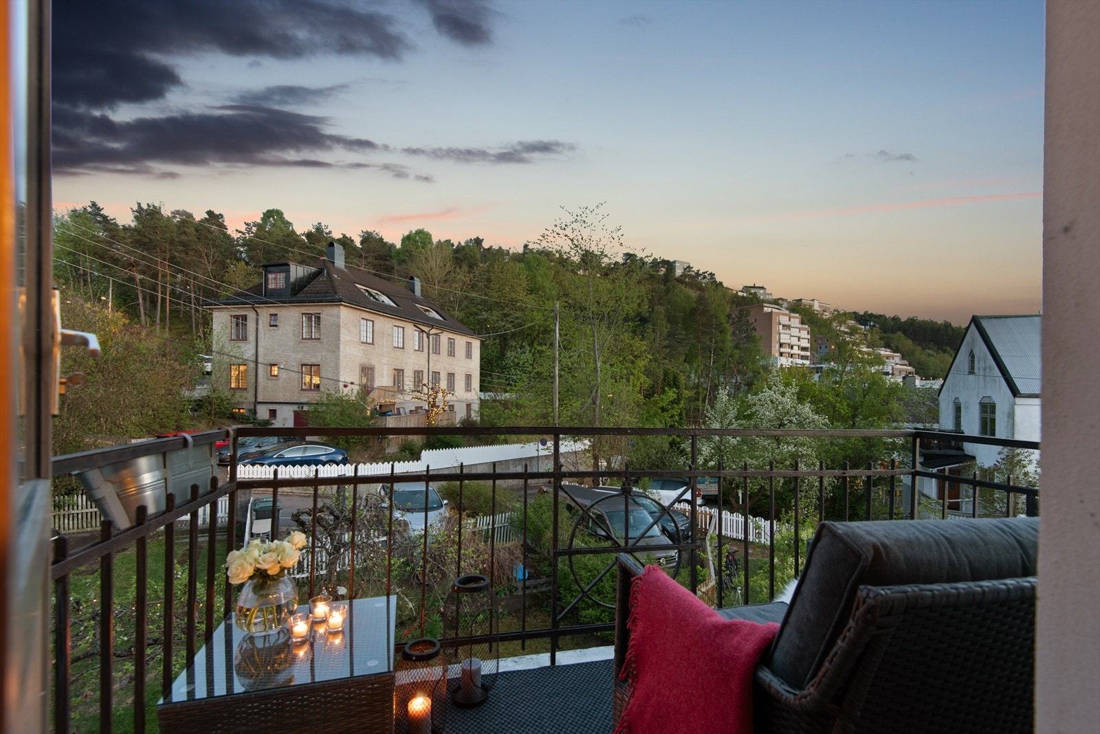 Dette er en heltomannsbolig over 3 plan på 155kvm (bruksareal) med solrik tomt, fin utsikt over Oslo og stort potensiale - Her kan du skape drømmeboligen. Galleribilde