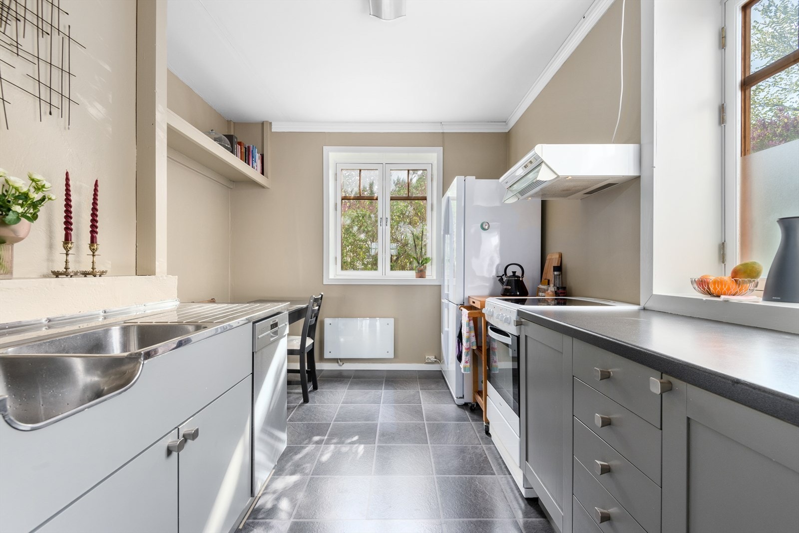 Adskilt fra stuen finner man godt utstyrt kjøkken med mye skap- og oppbevaringsplass, malte flater og laminat gulv. Galleribilde