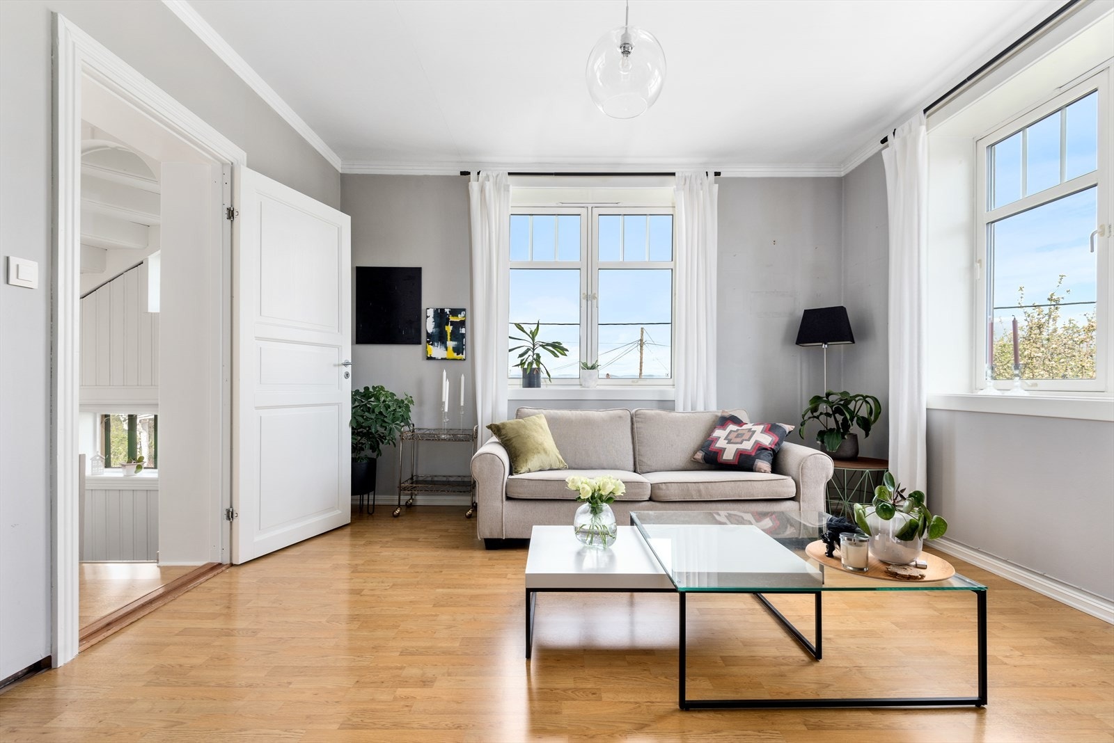 Stuen er det naturlige oppholdsstedet i leiligheten og er et rom for avkobling og hygge. Galleribilde