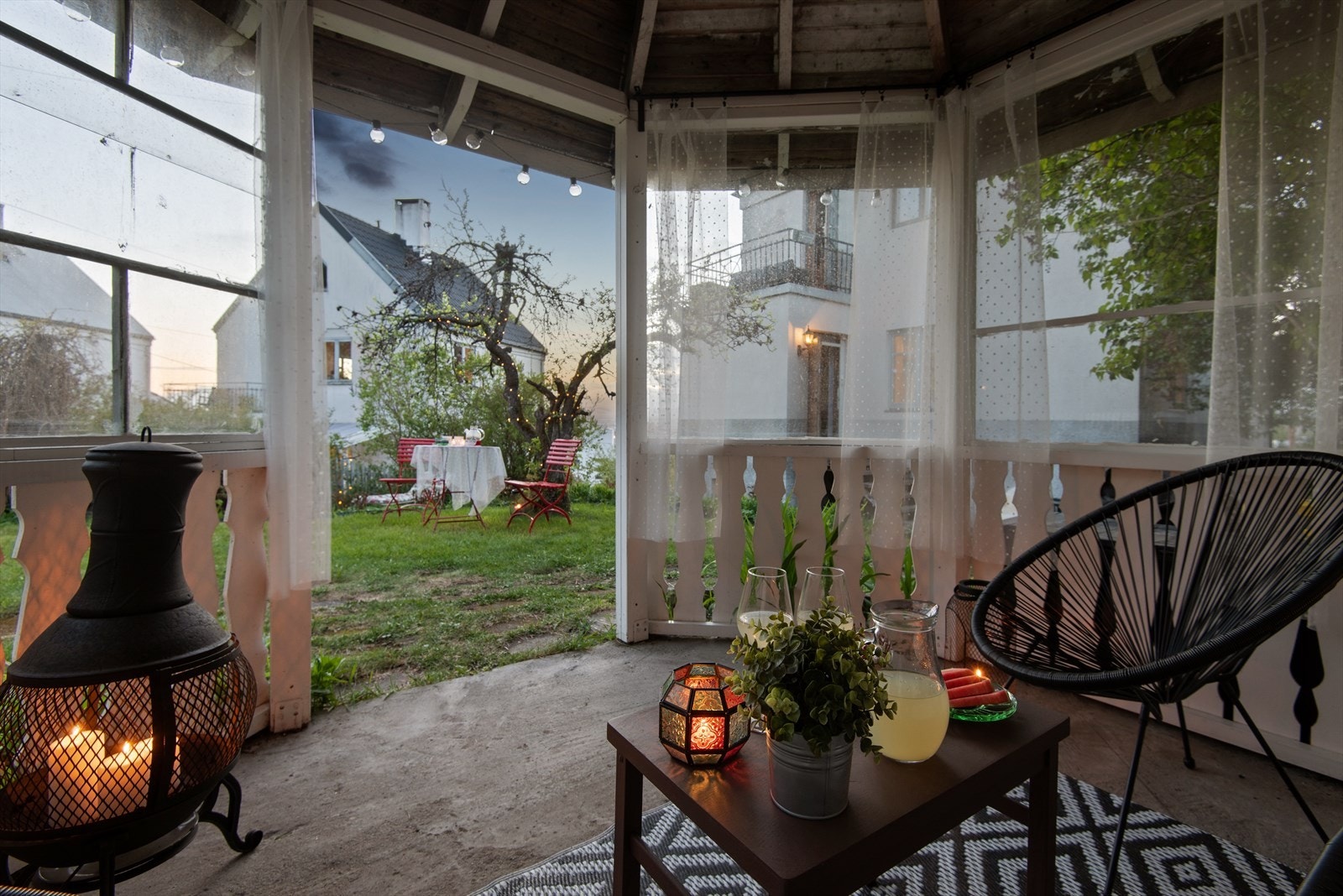 Tilhørende lysthus på utsiden av boligen som passer utmerket til sene sommerkvelden i et hyggelig selskap. Galleribilde