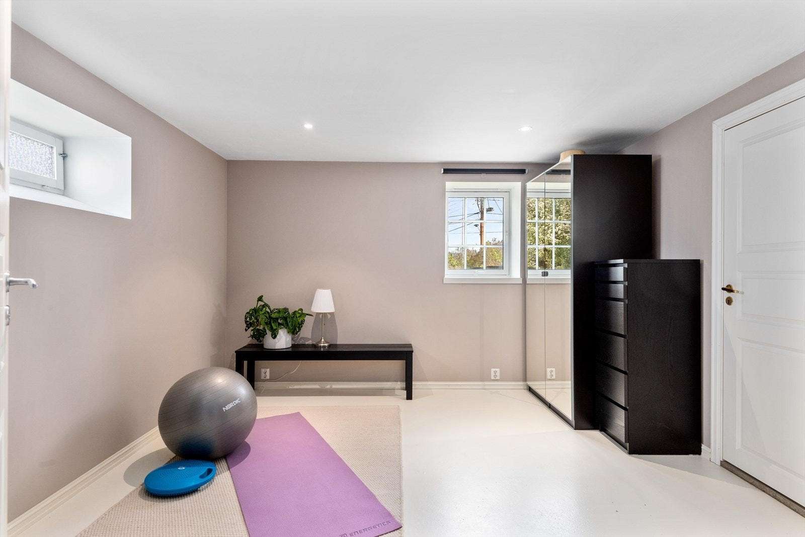 Kjellerstue som brukes til treningsrom i dag. Galleribilde