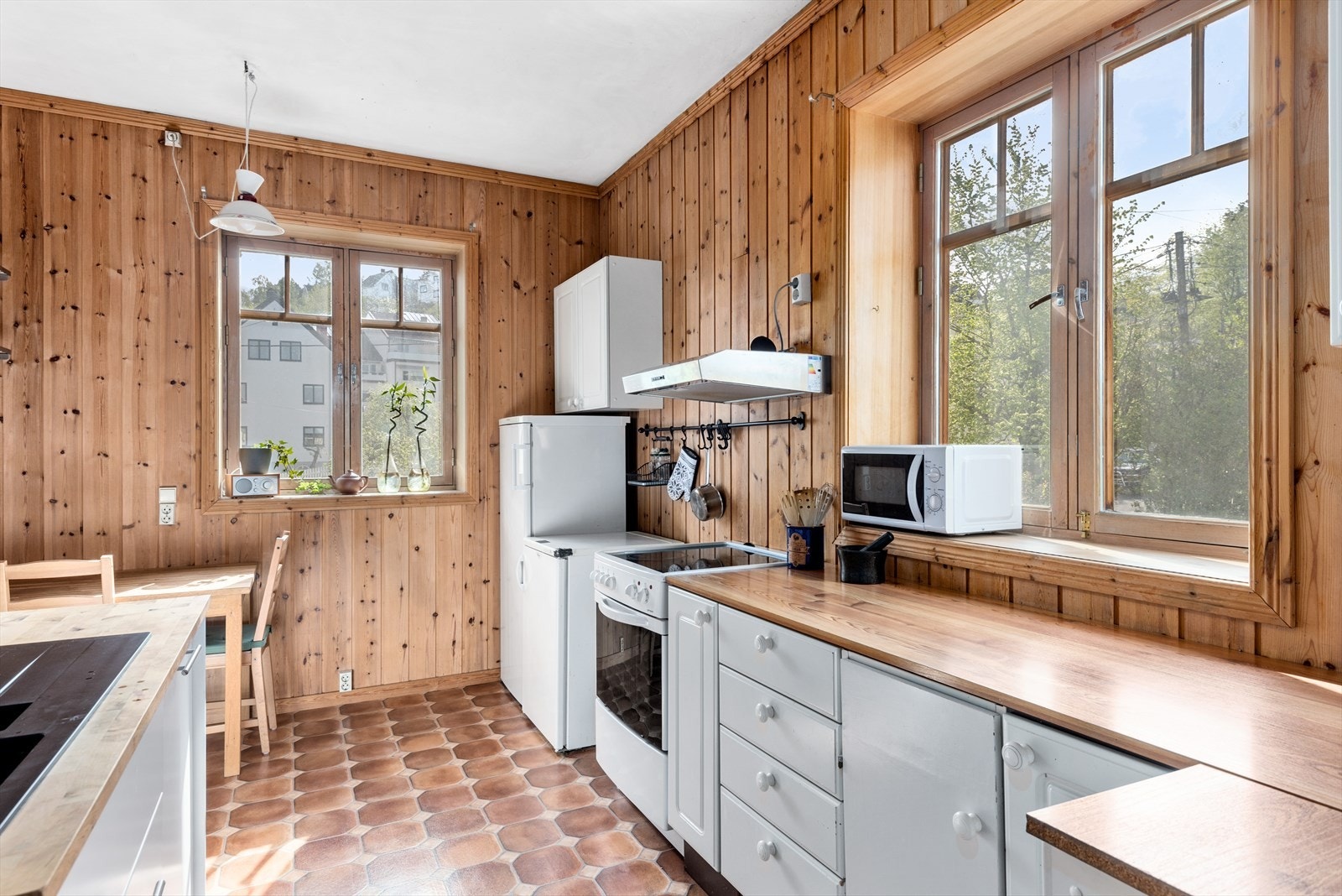 2. etasjen har også eget kjøkken med kjøkkeninnredning bestående av furu og hvite folierte fronter, benkeplate med vask, samt kjøleskap og komfyr. Galleribilde