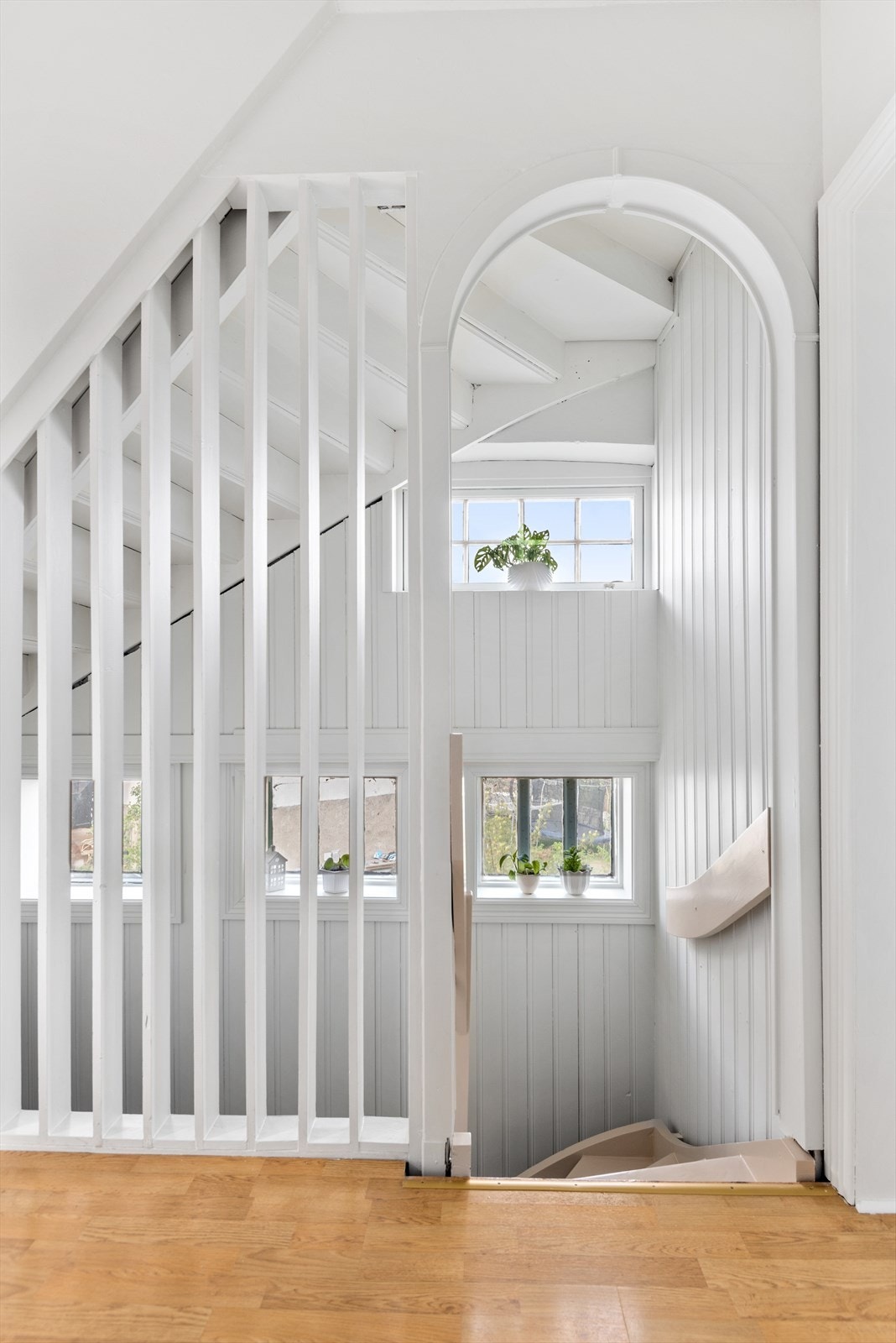 Trapp ned fra 1.etasje til kjelleretasje. Galleribilde