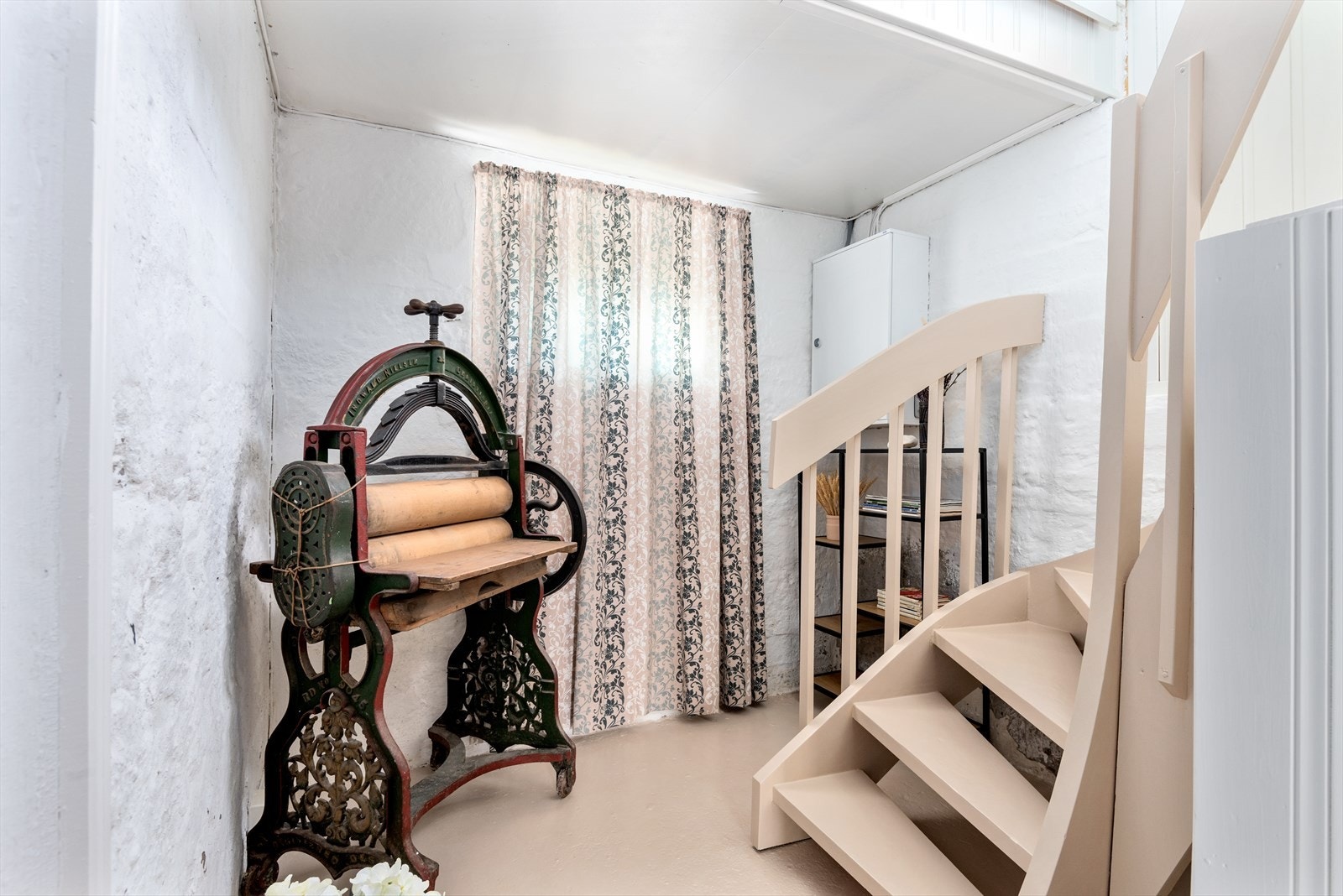 Gang med trapp i kjelleretasjen. Galleribilde