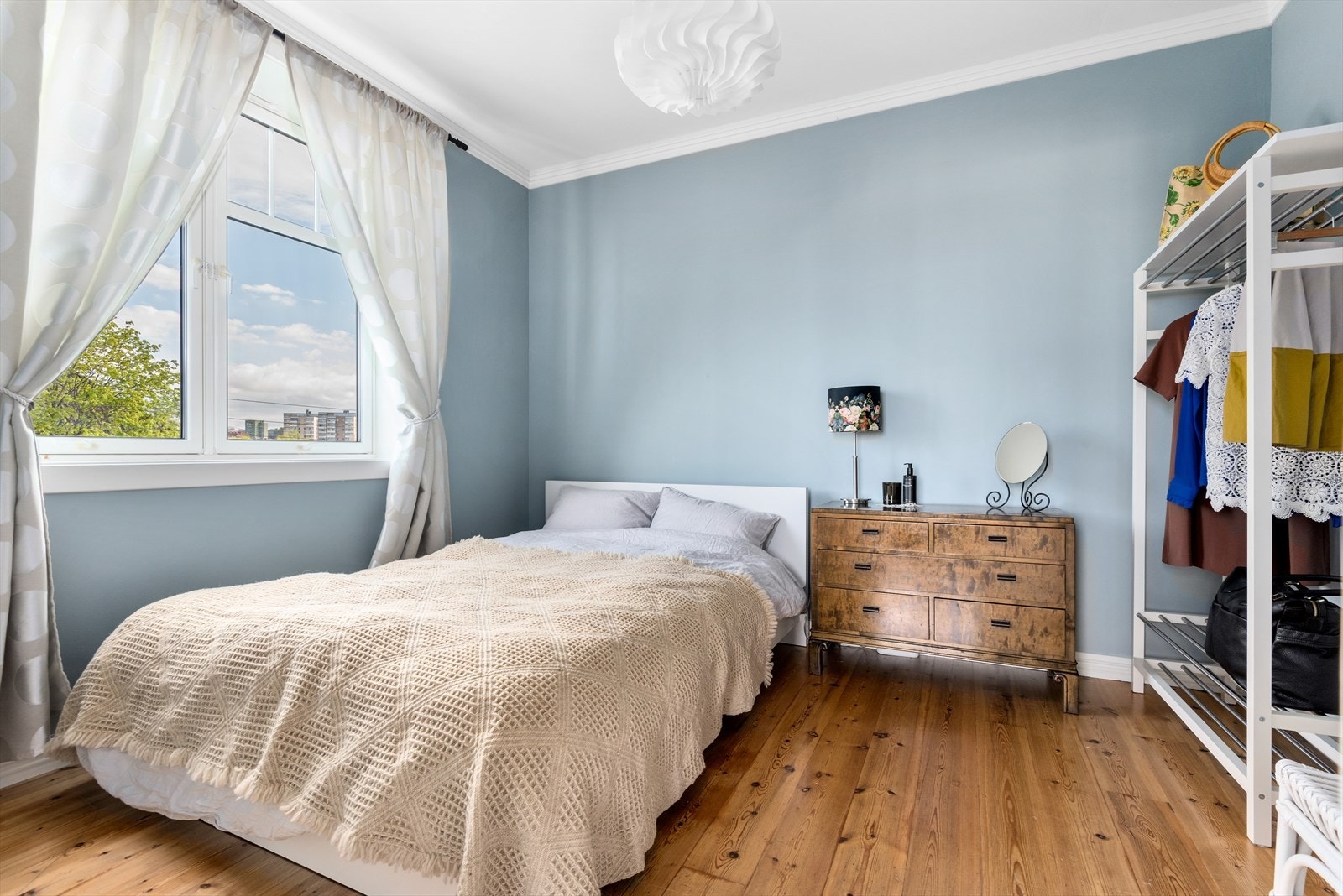 Soverom 1. etasje - Her er det plass til dobbeltseng, nattbord på begge sider og garderobeskap for klesoppbevaring. Galleribilde