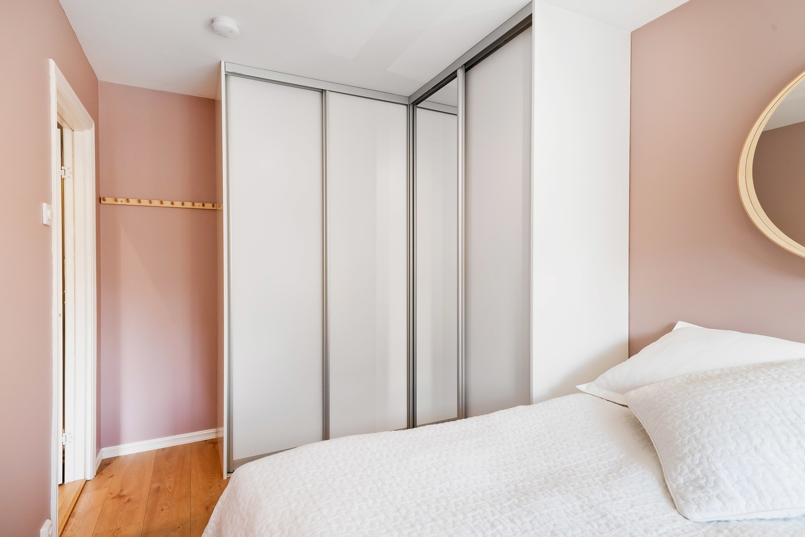 Særdeles gode oppbevaringsmuligheter i romslig garderobe. Galleribilde
