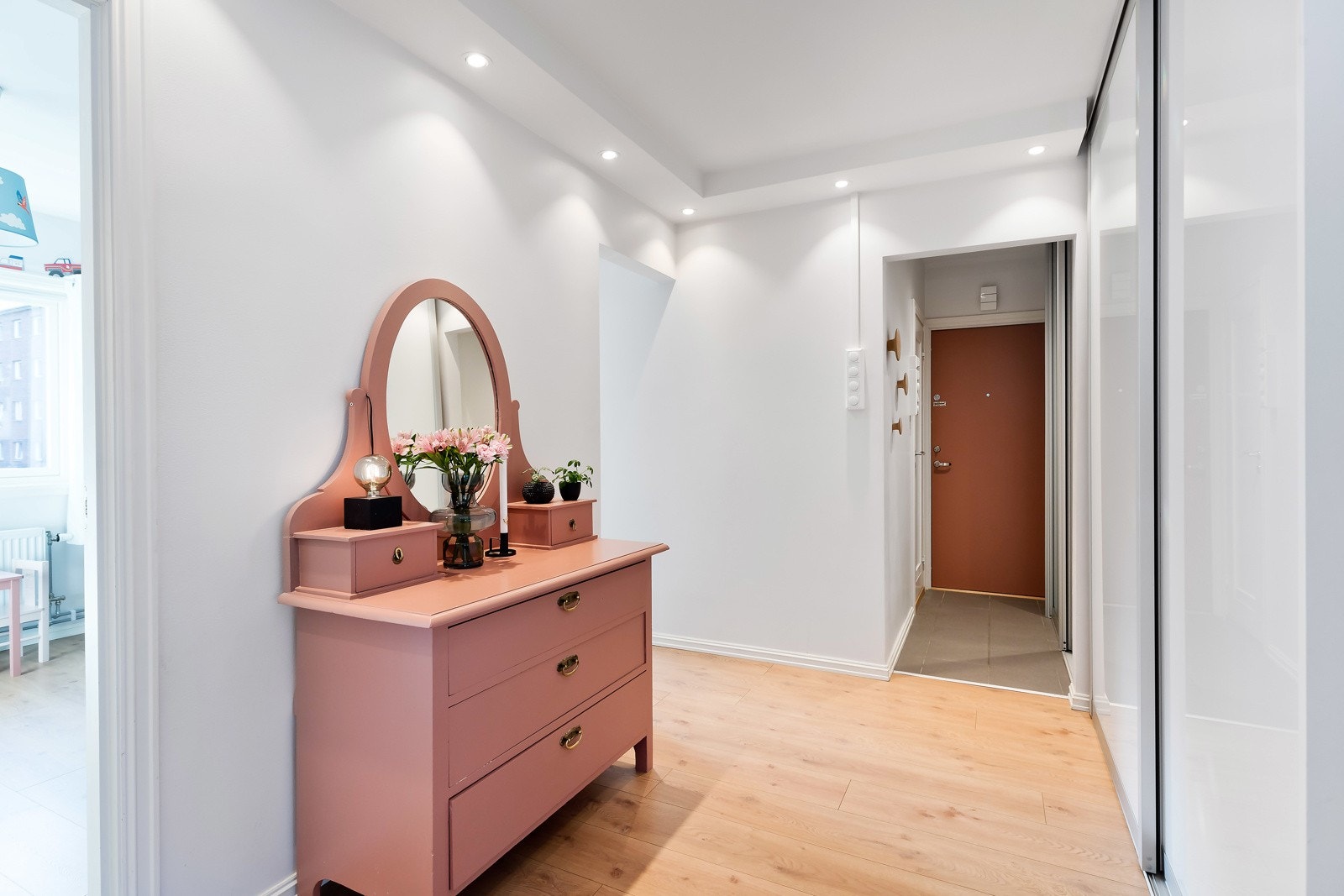 Leiligheten har velvalgte, moderne farge- og materialvalg og god belysning. Et flislagt gulv ved inngangspartiet sørger for enkelt vedlikehold, det er dessuten gulvvarme her! Galleribilde