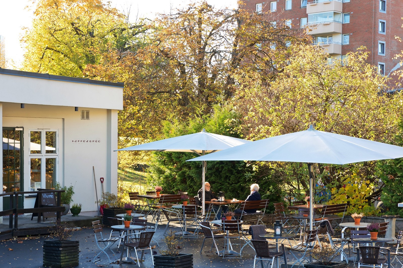 Midt i boligstrøket finnes også egen, koselig kafé; nemlig Kaffe & Brød. Galleribilde