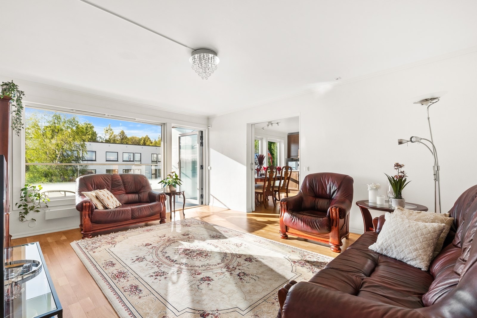 De store vindusflatene bidrar til rikelig med lysinnslipp i leiligheten. Galleribilde