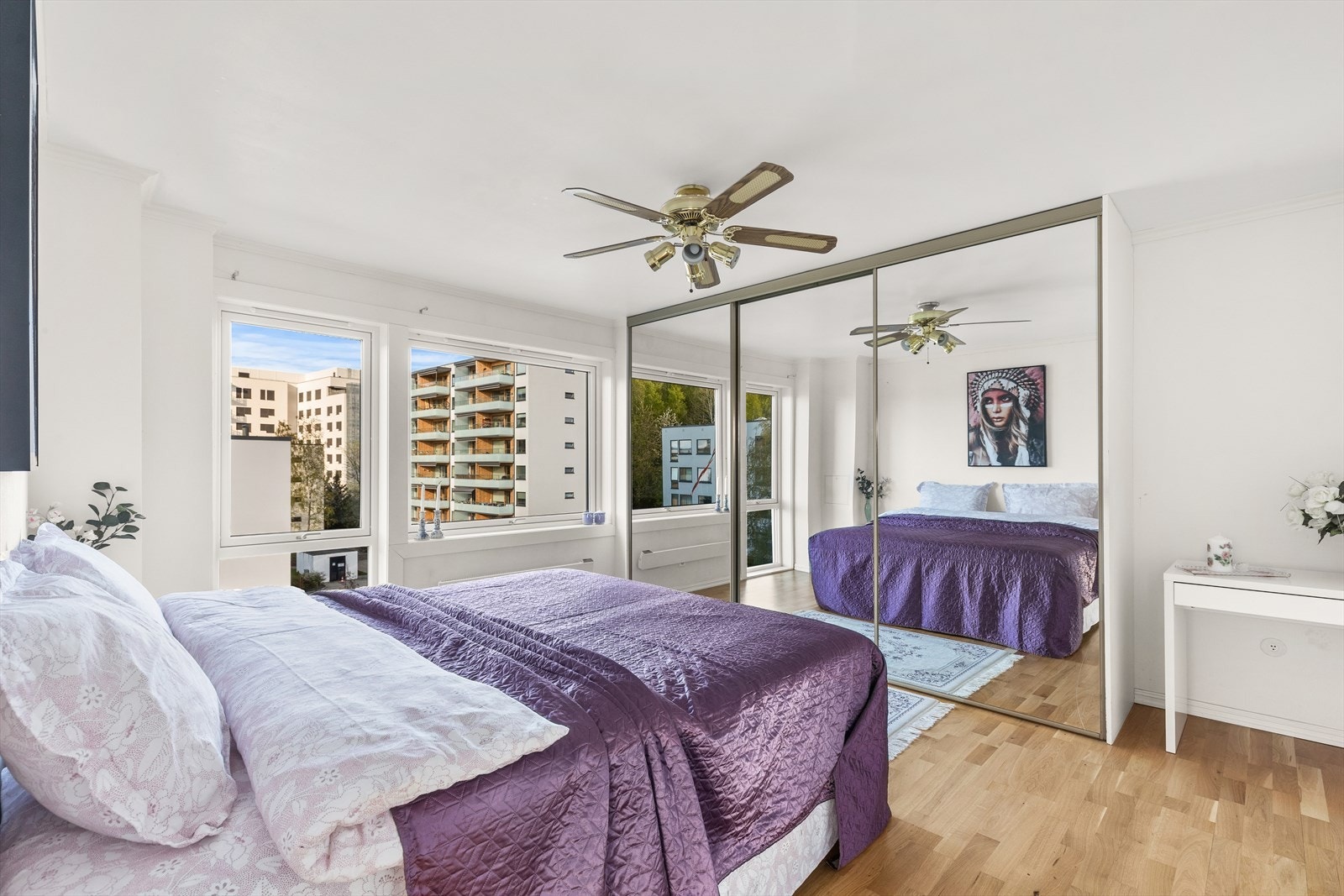 Meget romslig hovedsoverom med god plass til stor seng og garderobeskap. Galleribilde