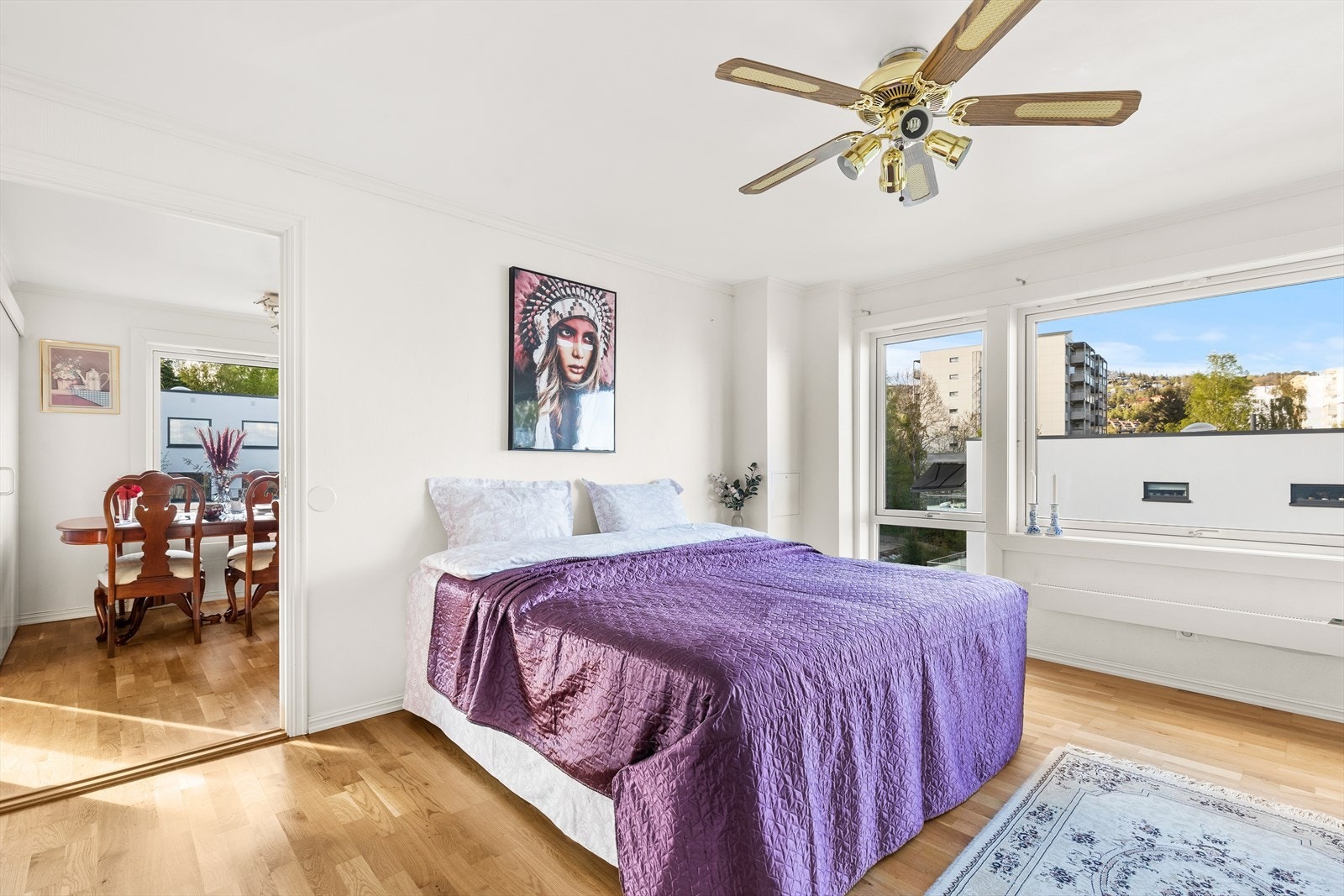 Med beliggenhet på hjørnet får man lysinnslipp fra flere vinkler i leiligheten. Galleribilde