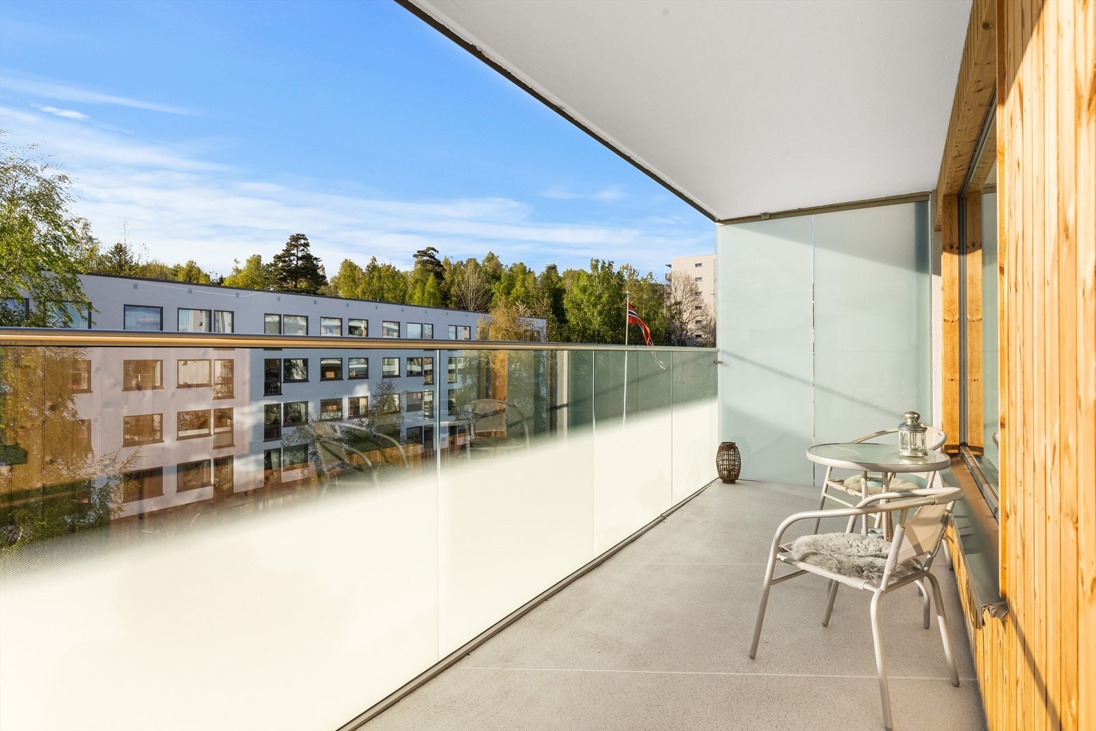 En solrik og lys 3-roms endeleilighet med god beliggenhet i byggets 5. etasje. Galleribilde