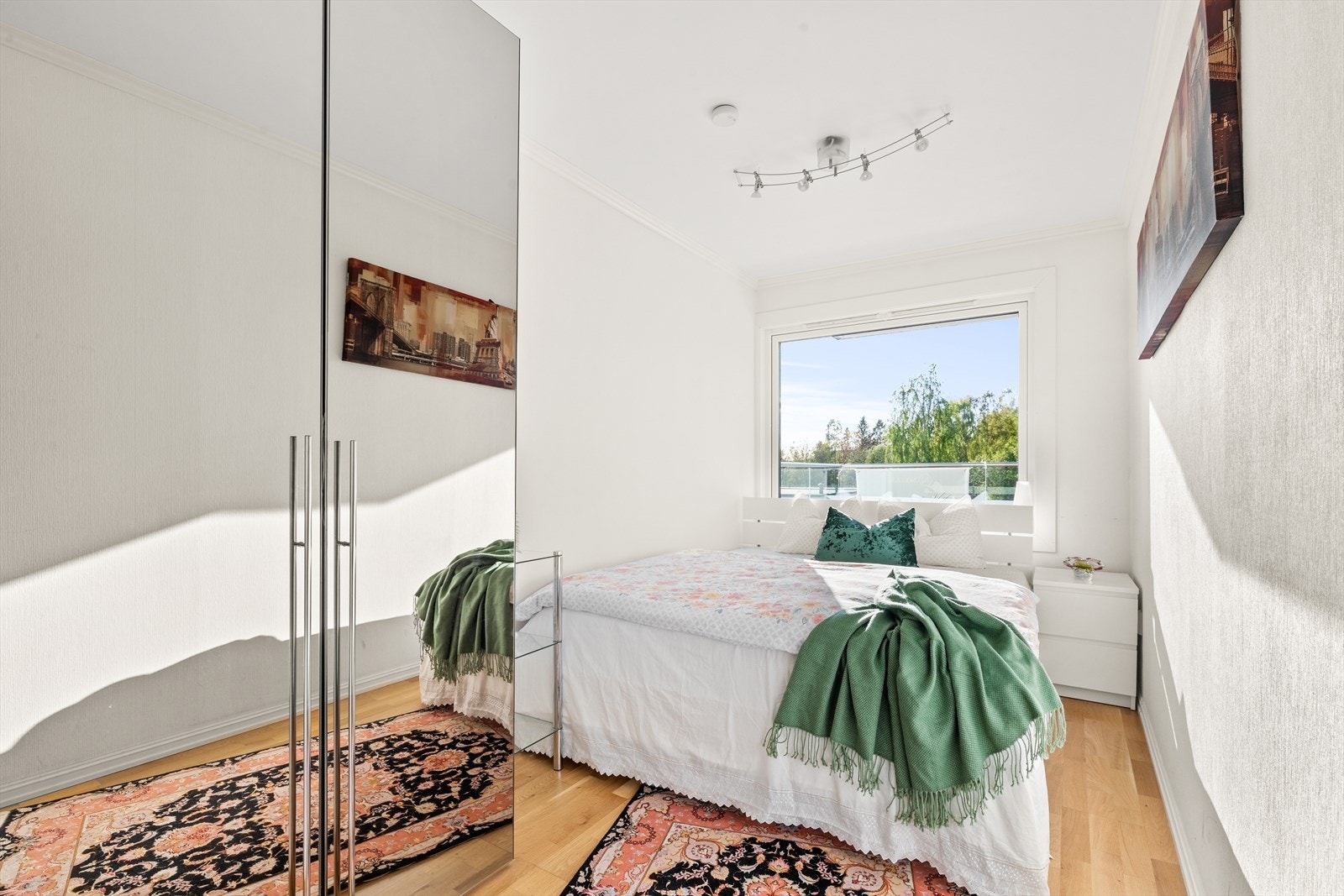 Soverom 2 av god størrelse med plass til seng og garderobeskap. Perfekt som barnerom/gjesterom/hjemmekontor - hva man måtte ønske. Galleribilde