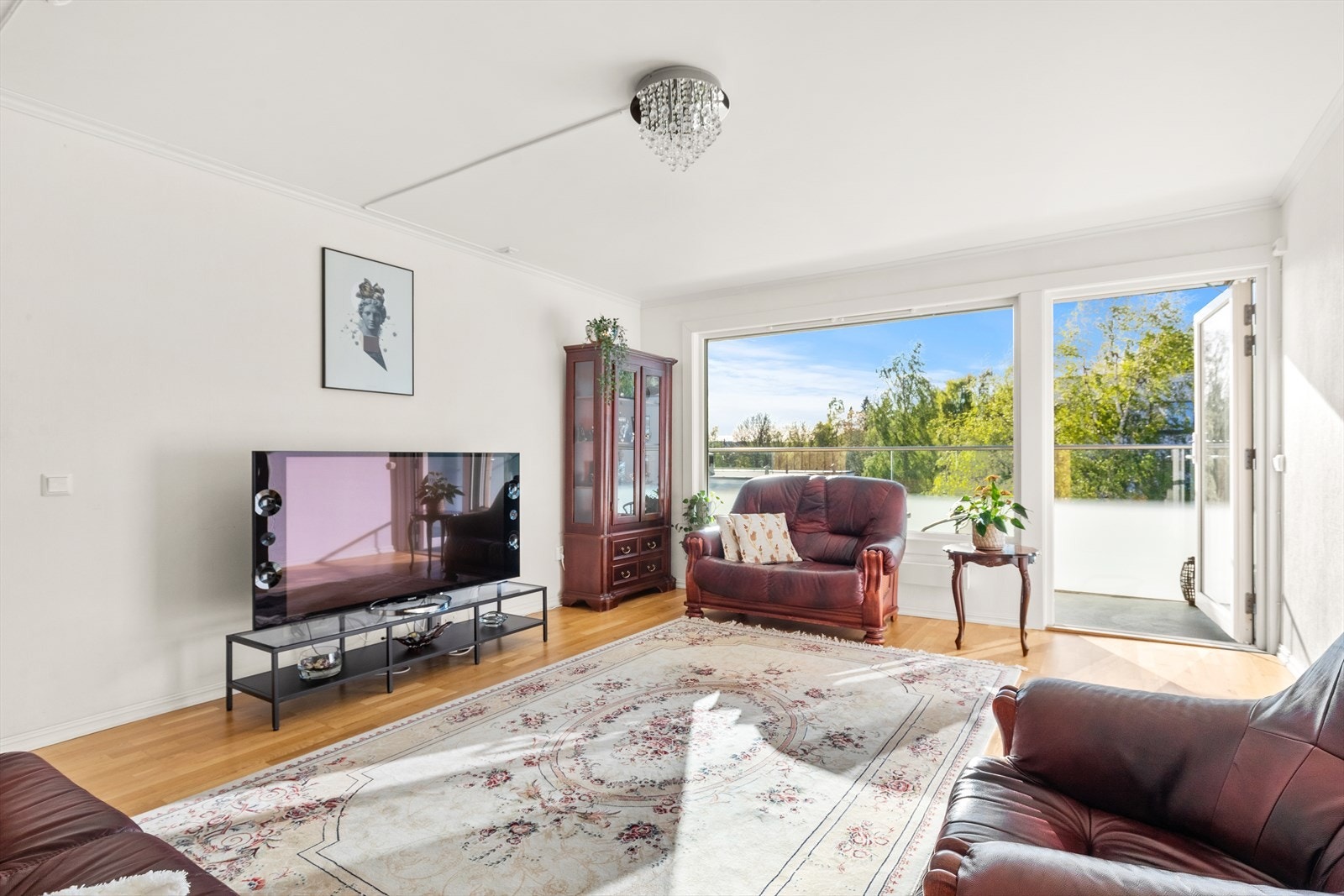 Lys og luftig stue med flere gode møbleringsmuligheter. Galleribilde