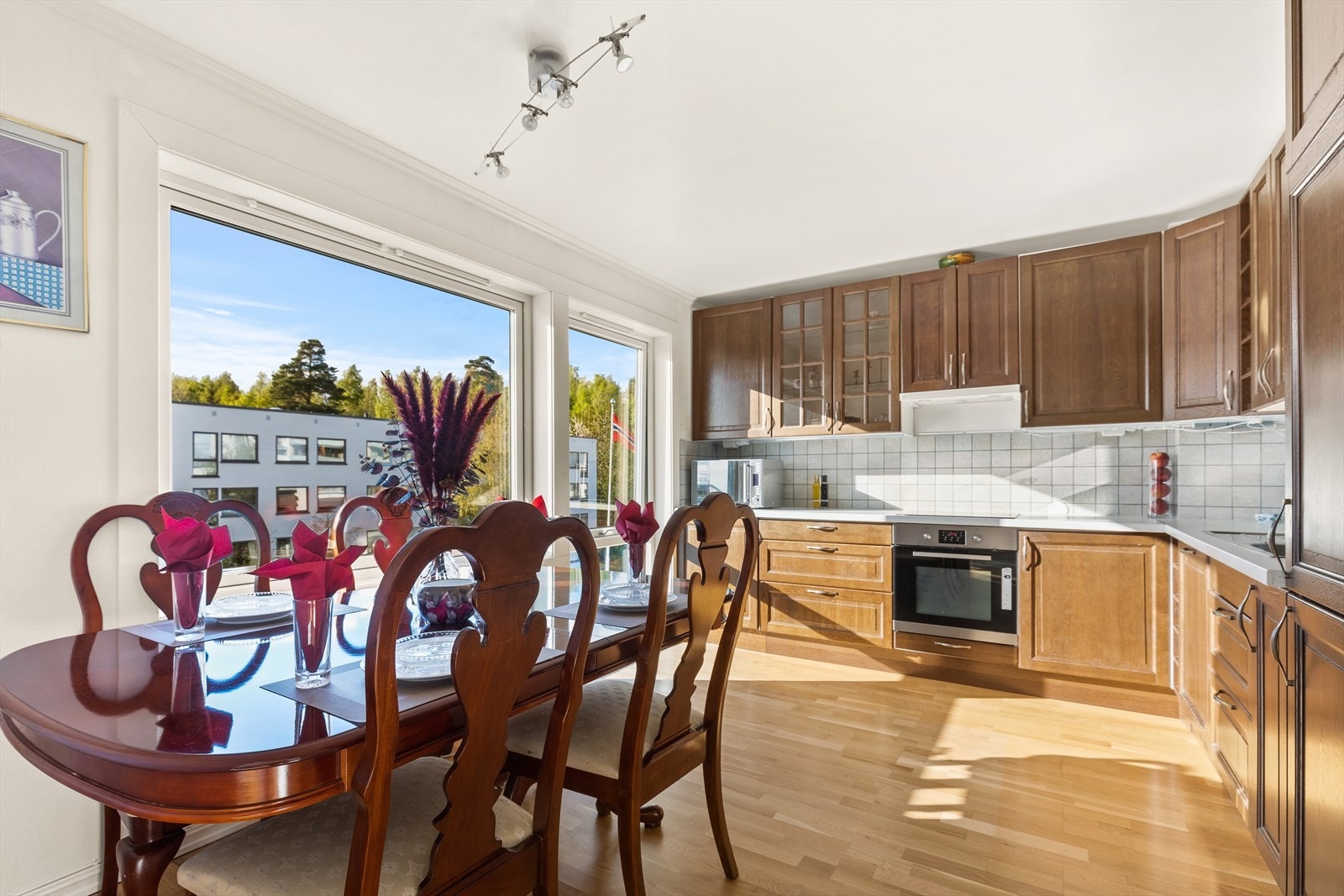 Kjøkkenet har mye skap- og benkeplass, samt plass til spisebord. Galleribilde