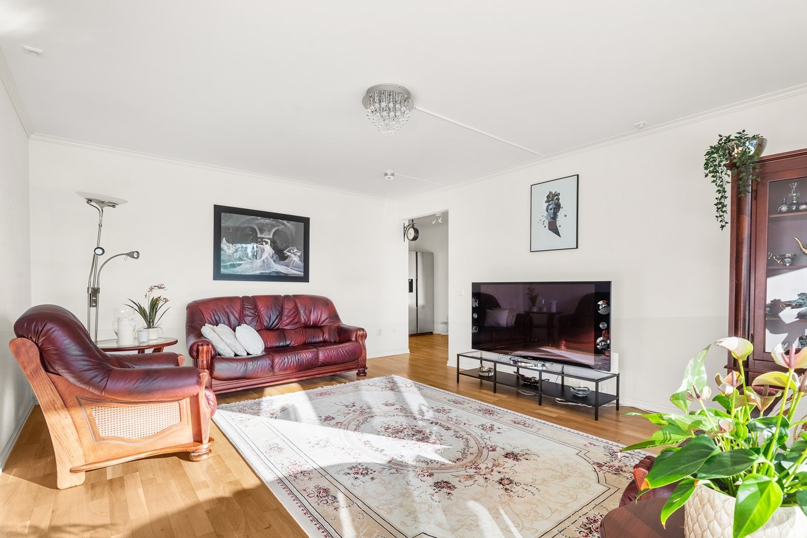 Her har du god plass til å møblere med sofagruppe, spisebord og TV med tilhørende møblement. Galleribilde