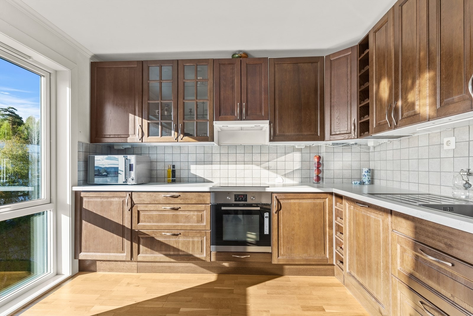 Kjøkkenet er utstyrt med platetopp, ovn, kjøl/fryseskap, oppvaskmaskin og integrert ventilator. Galleribilde