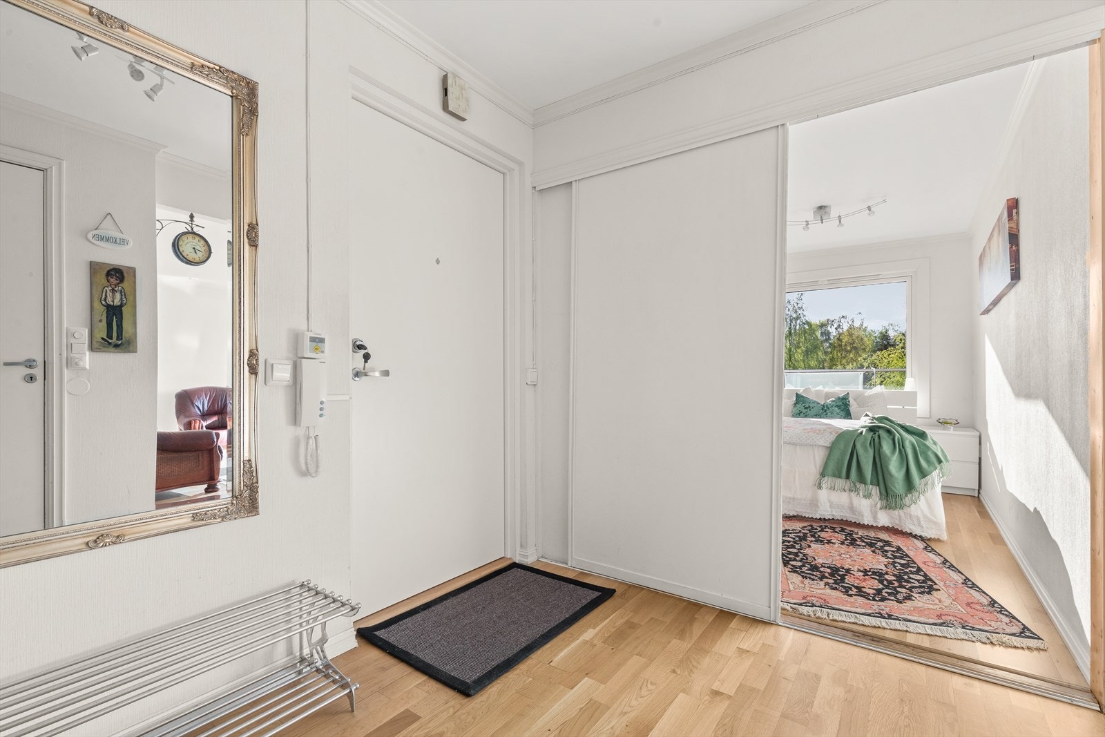 Lys entré med plass til oppbevaring. Videre inngang til soverom 2. Galleribilde