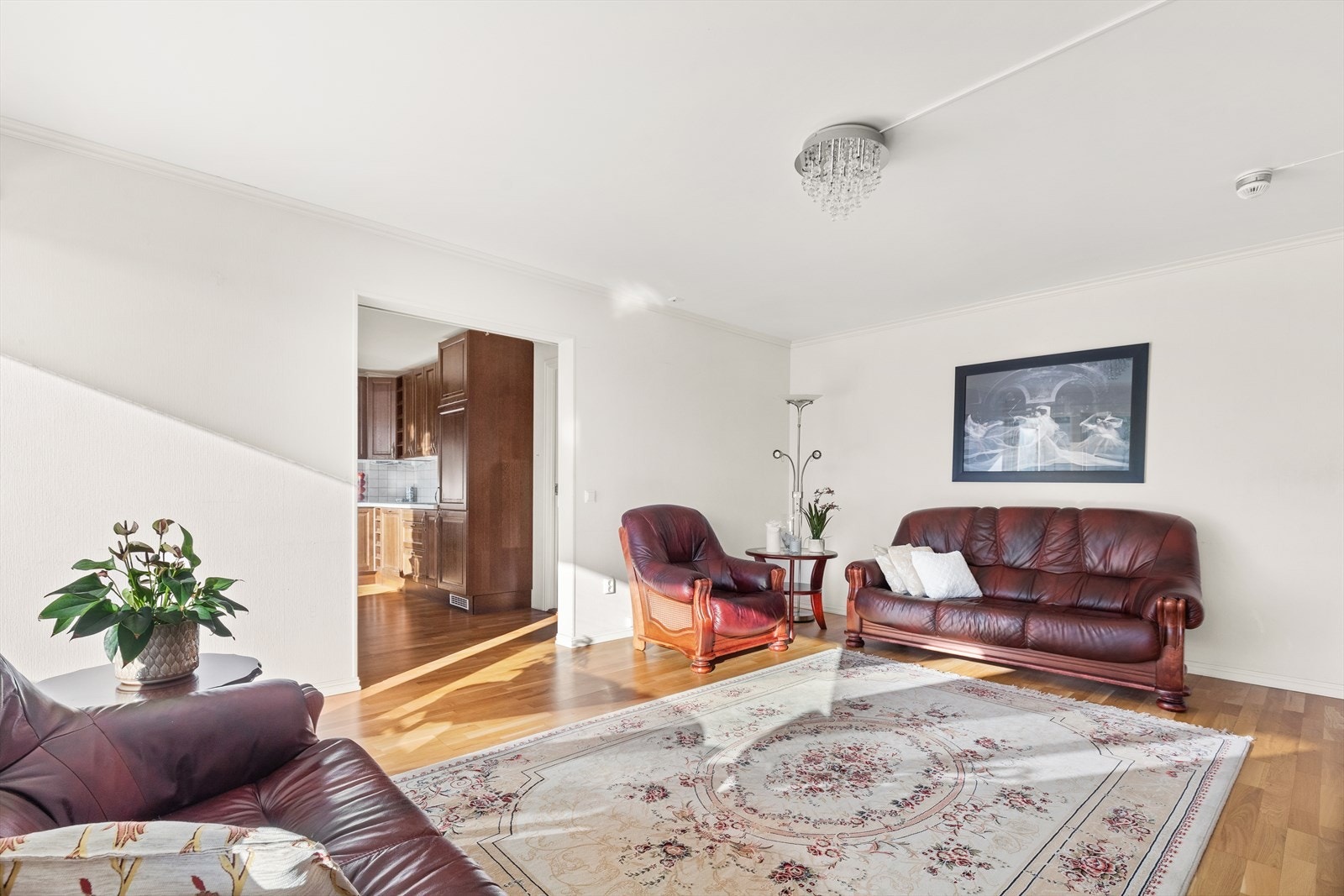 Delvis åpen løsning mot kjøkkenet. Galleribilde