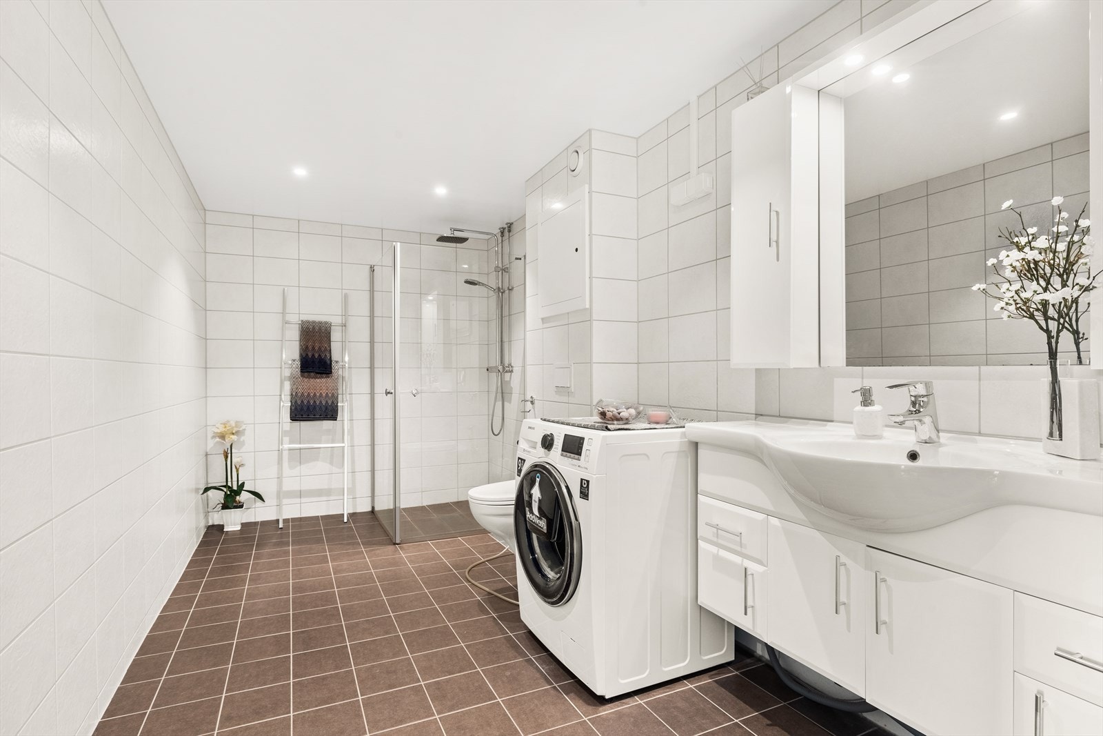 Stort og delikat baderom som ble totaloppusset i 2017 i regi av borettslaget. Galleribilde