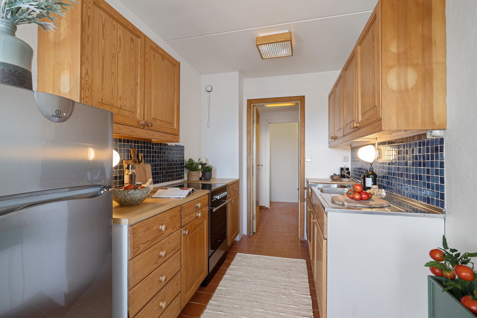 Kjøkken med eldre innredning med profilerte furufronter. Hvitevarer medfølger leiligheten. Galleribilde